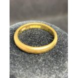 A 22 CARAT YELLOW GOLD WEDDING BAND - 4.8 GRAMS, RING SIZE N