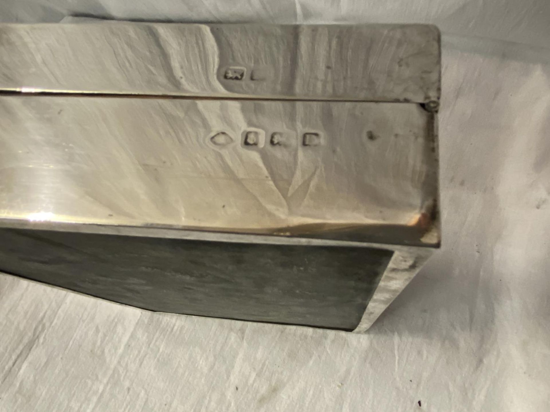 A BIRMINGHAM SILVER CIGARETTE BOX 23CM X 15CM X 5CM (WEIGHT 1000G) - Image 6 of 6