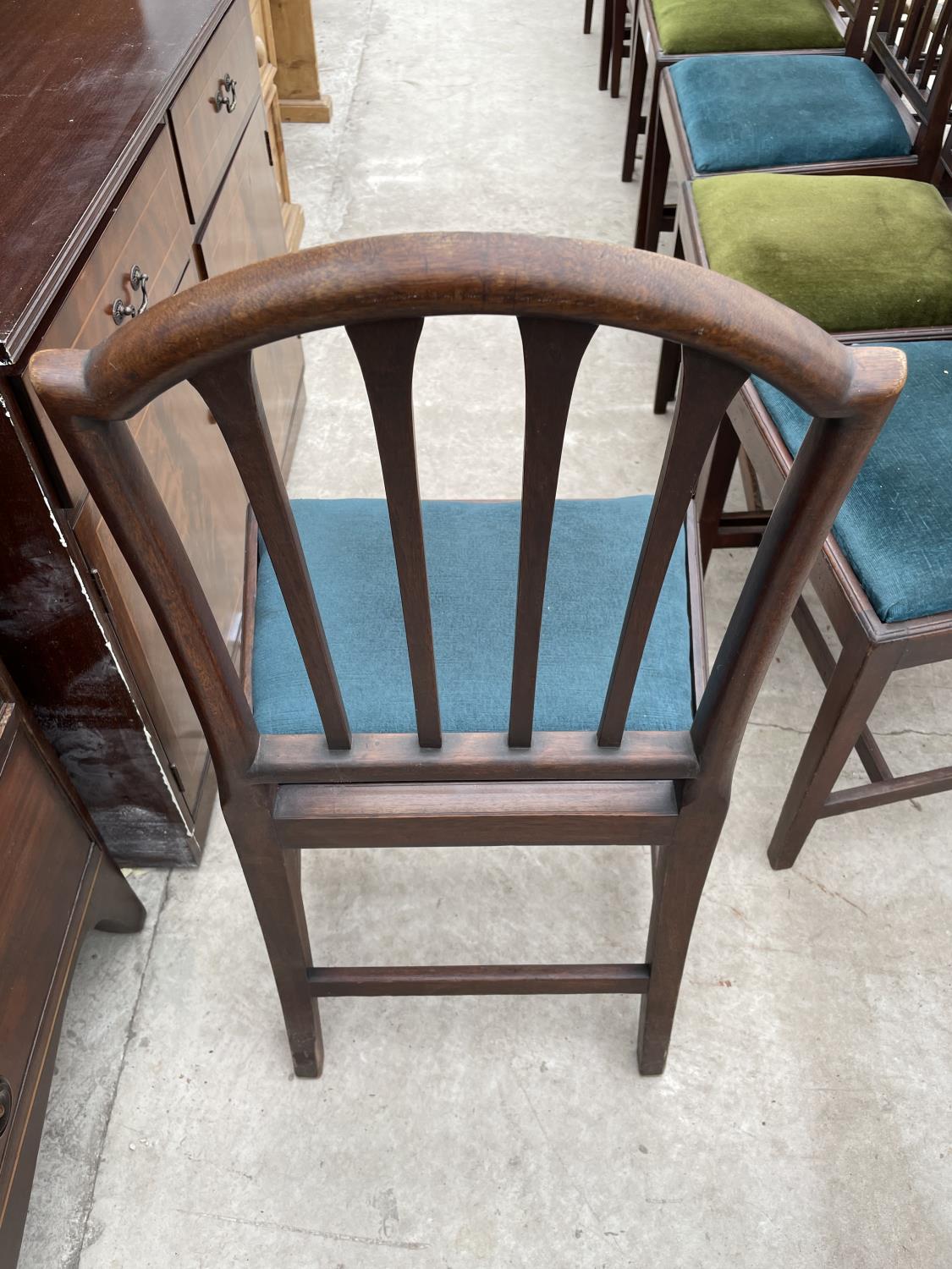 A SET OF EIGHT MAHOGANY 19TH CENTURY DINING CHAIRS, TWO BEING CARVERS, ON TAPERD LEGS,HAVING - Image 5 of 5