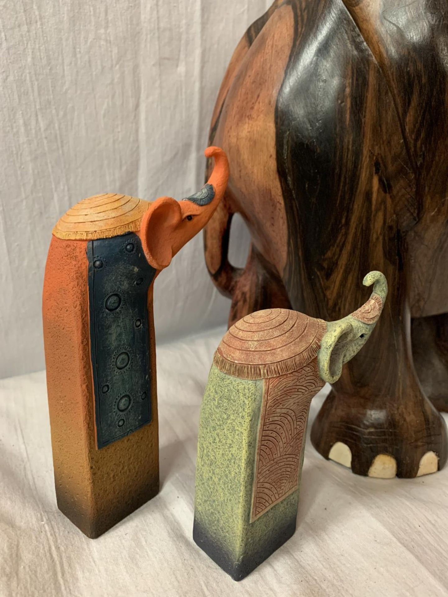 A LARGE CARVED HEAVY HARD WOOD ELEPHANT (H: APPROX. 30CM) AND TWO CERAMIC ELEPHANT ITEMS - Image 5 of 5