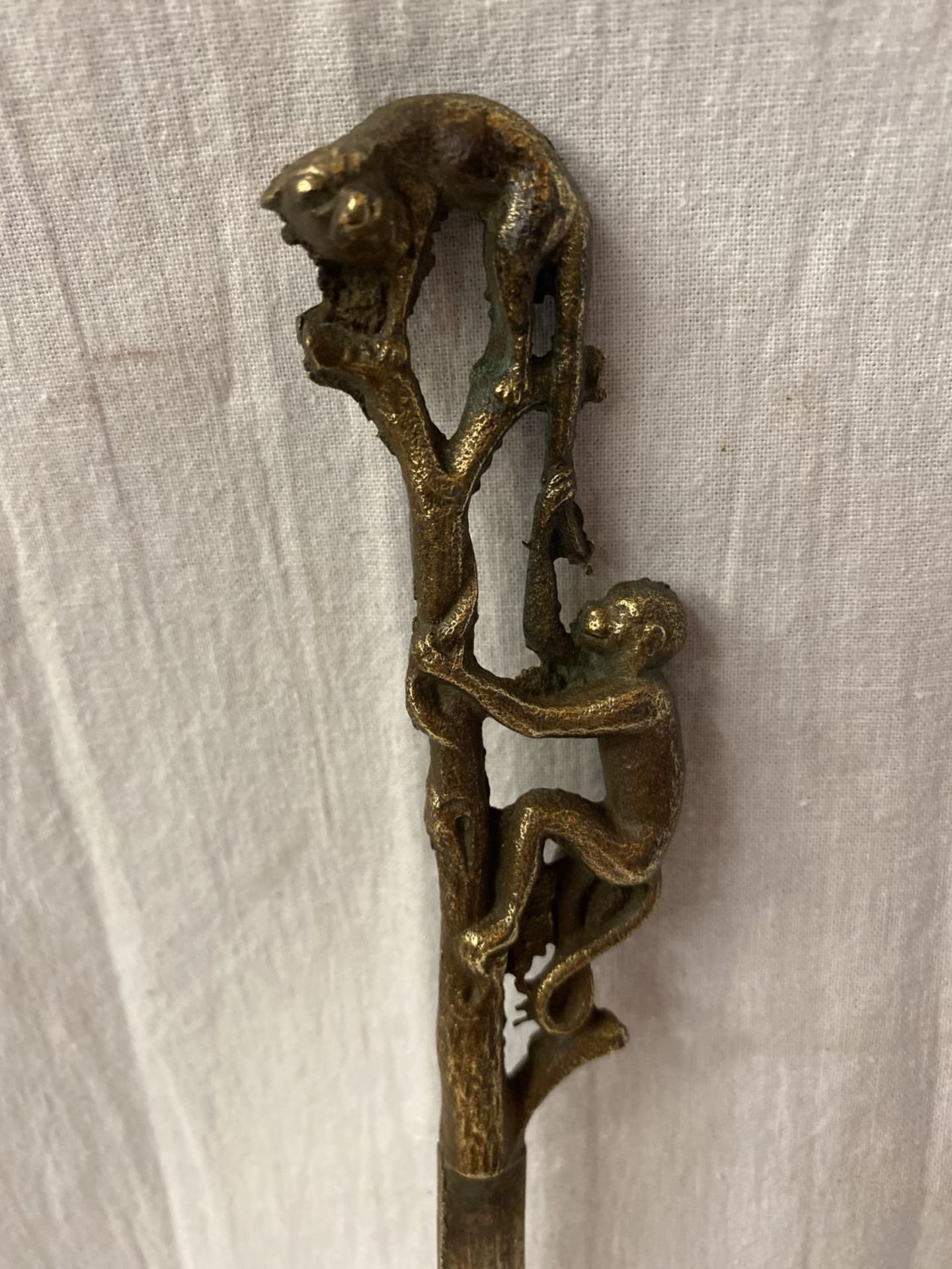 A VINTAGE BRASS LETTER OPENER WITH MONKEY DETAIL - Image 2 of 4