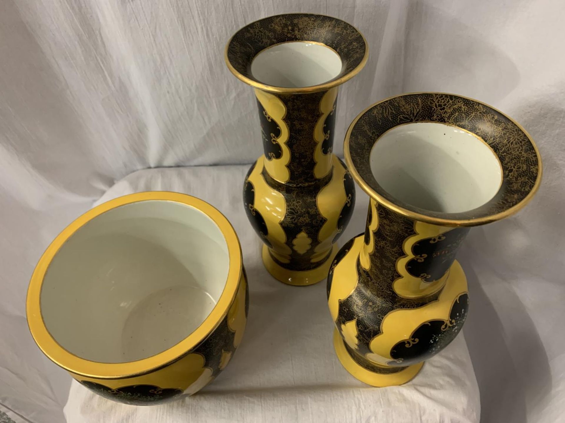 A GROUP OF DECORATIVE CARLTON WARE, A PLANTER AND A PAIR OF VASES H: 32.5CM - Image 2 of 4
