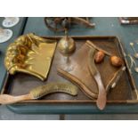 AN ASSORTMENT OF VINTAGE WOOD AND BRASS ITEMS TO INCLUDE TWO CRUMB TRAYS ETC