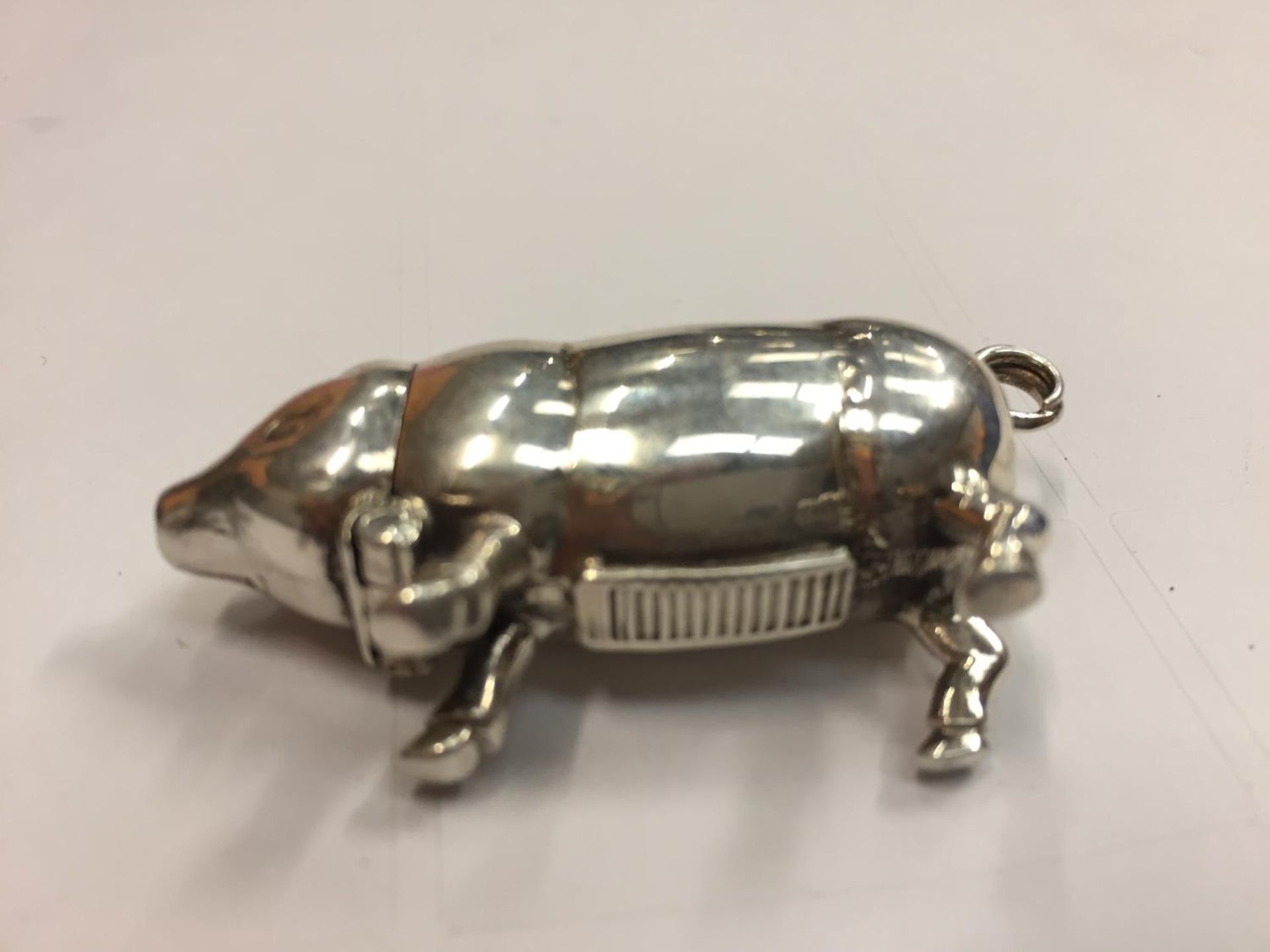 A SILVER VESTA CASE IN THE DESIGN OF A PIG - Image 3 of 4