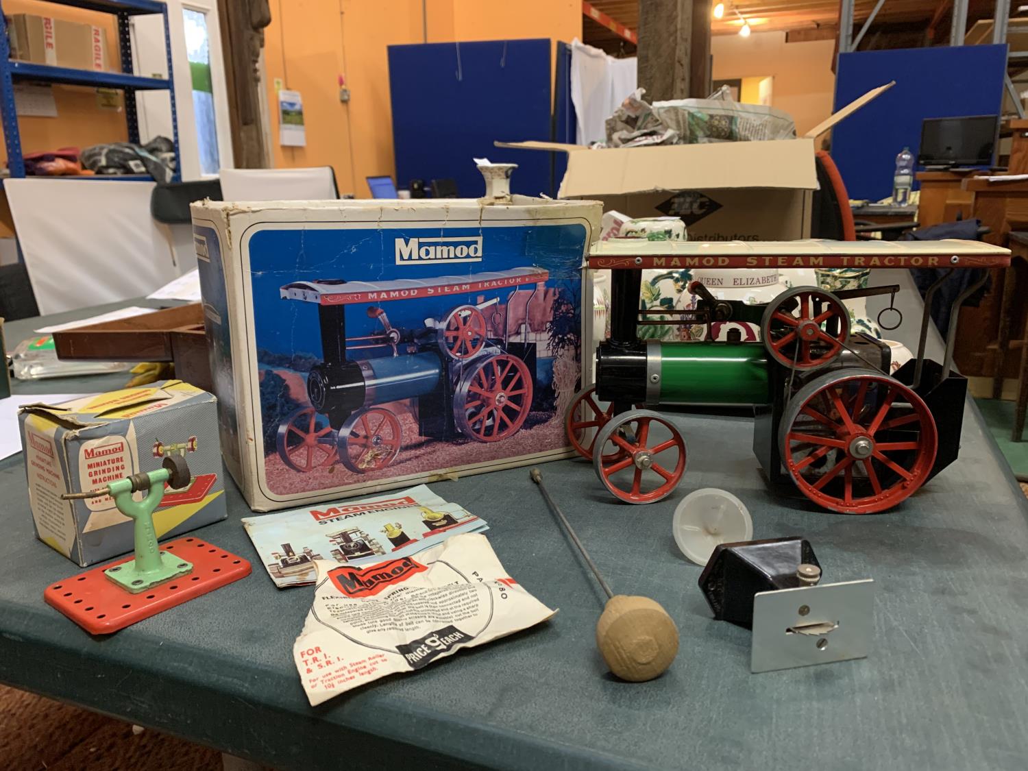 A BOXED MAMOD TRACTION ENGINE WITH ACCESSORIES