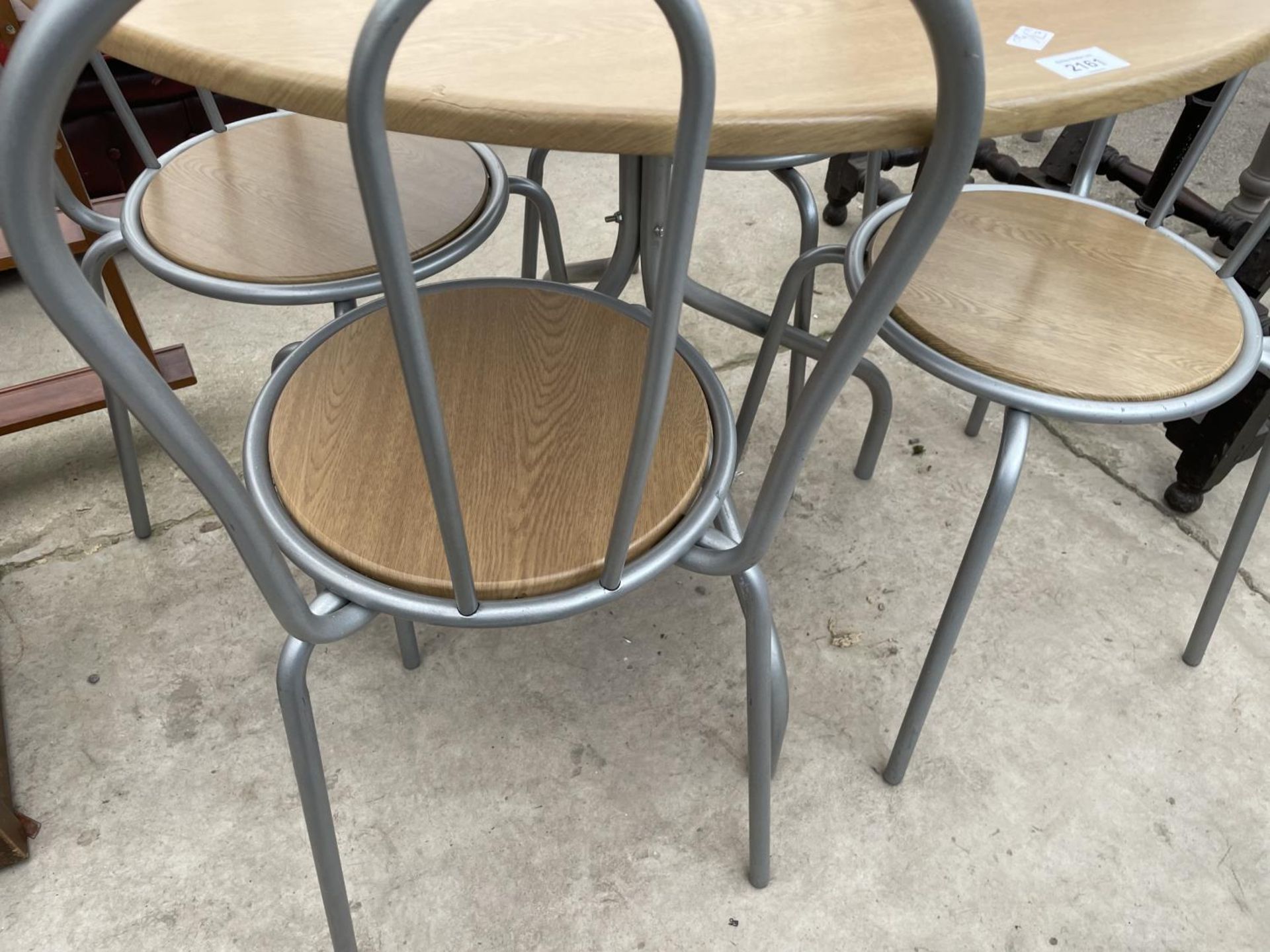 A CIRCULAR KITCHEN TABLE AND FOUR MATCHING CHAIRS - Image 3 of 3