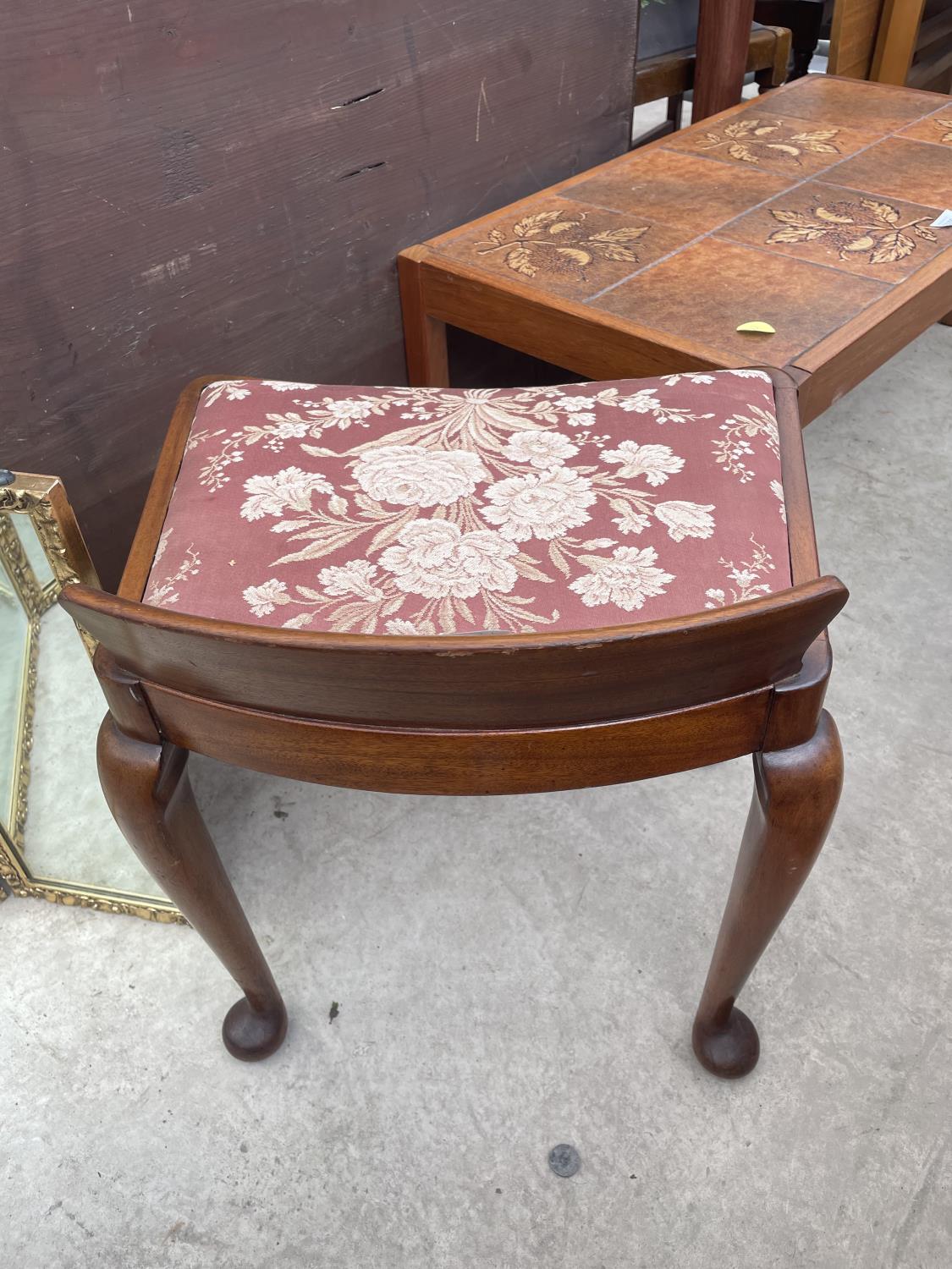 A GILT FRAMED TRIPLE MIRROR, MAHOGANY DRESSING STOOL ON FRONT CABRIOLE LEGS AND A BOX STOOL - Image 6 of 6