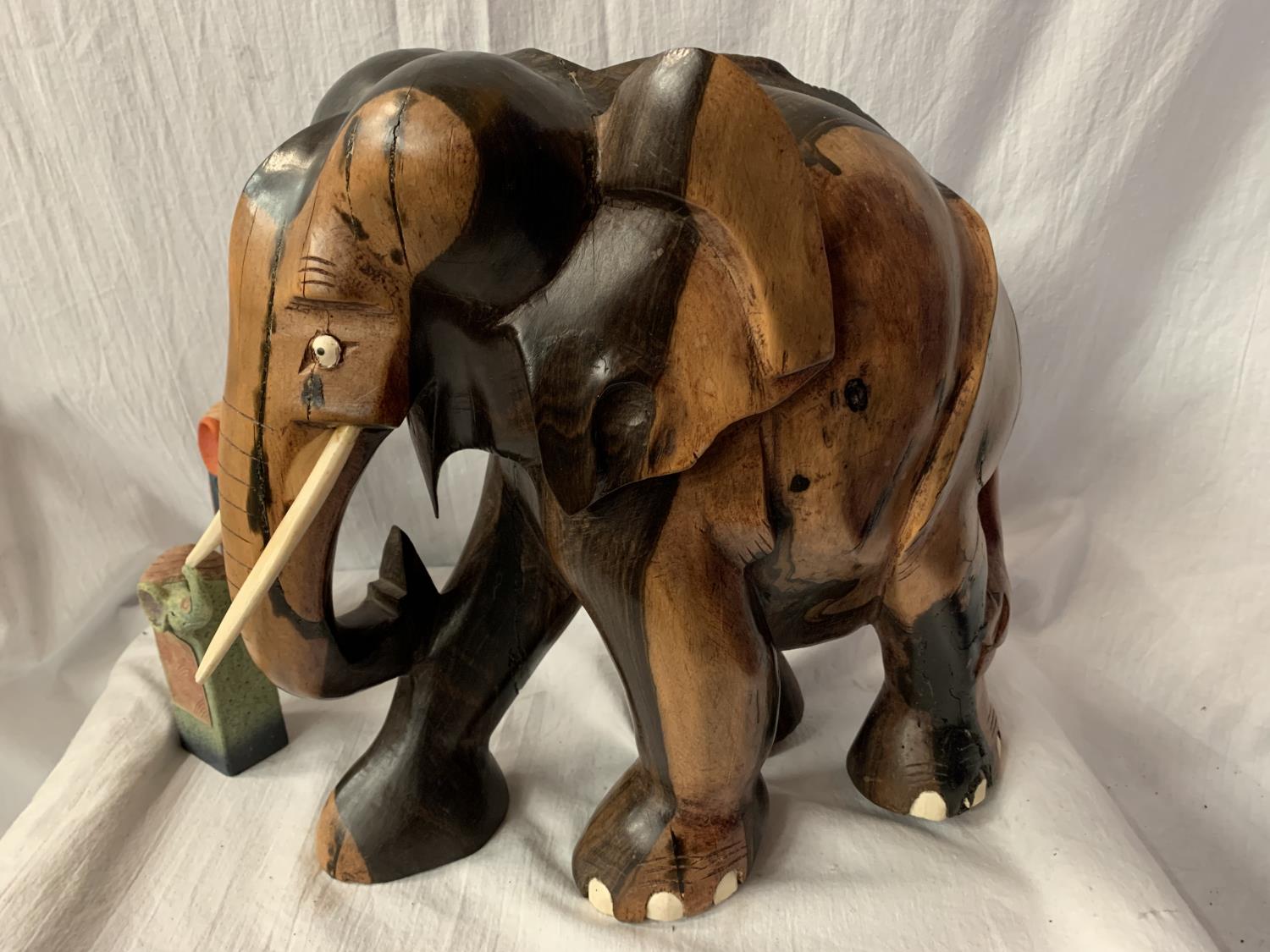 A LARGE CARVED HEAVY HARD WOOD ELEPHANT (H: APPROX. 30CM) AND TWO CERAMIC ELEPHANT ITEMS - Image 2 of 5