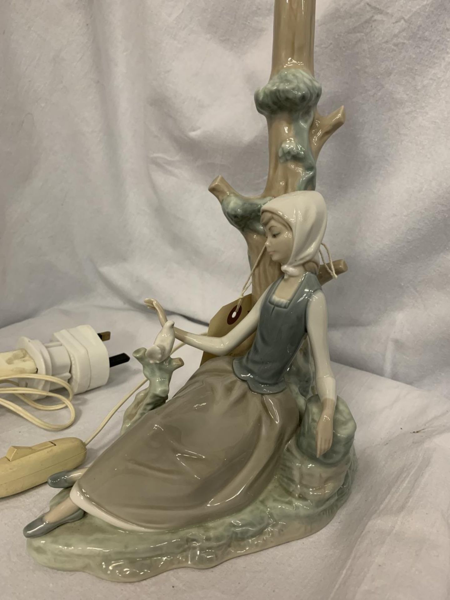 A LLADRO PORCELAIN LAMP IN THE FORM OF A GIRL FEEDING BIRDS H:35CM - Image 2 of 5