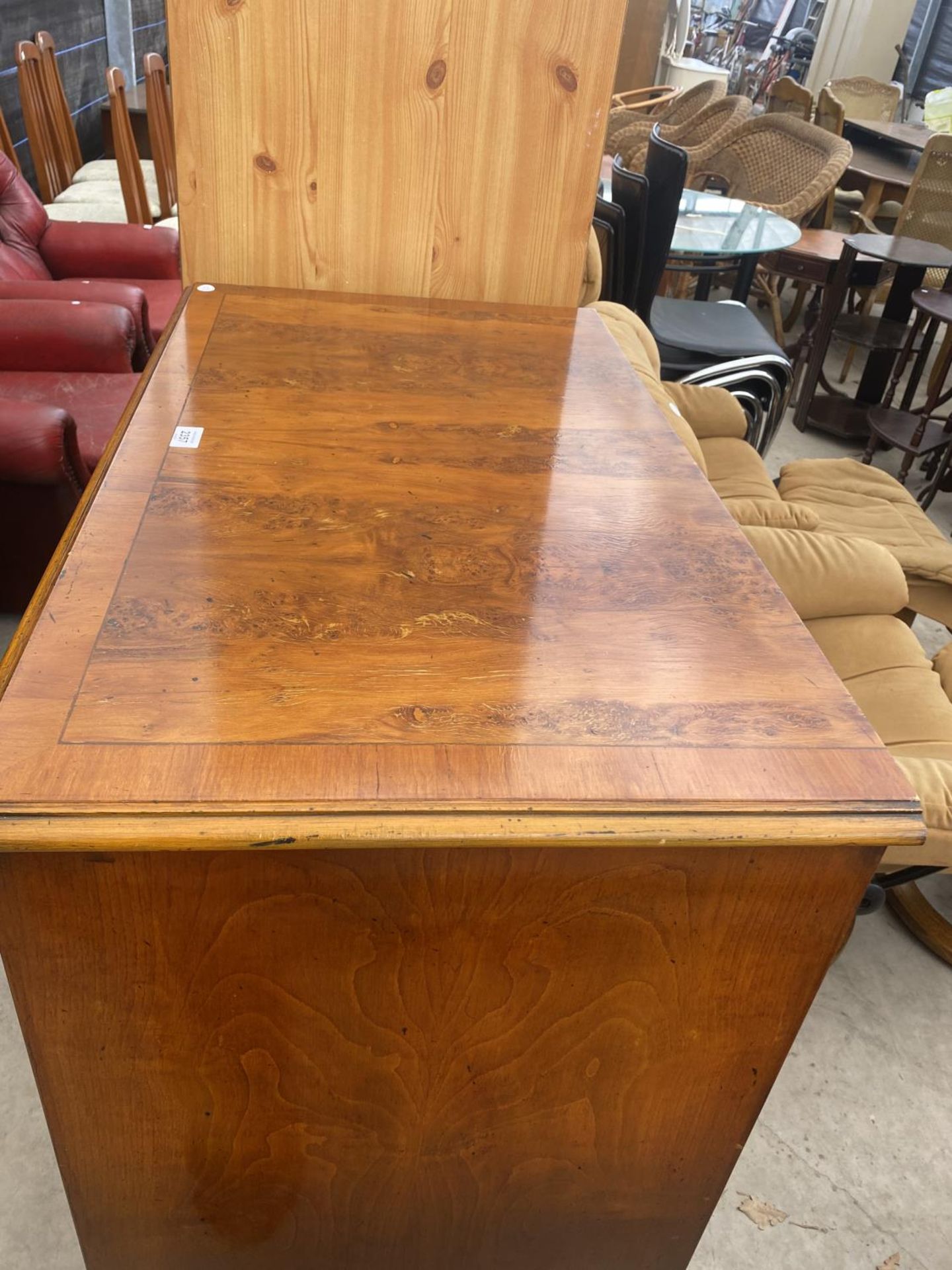 A YEW WOOD CROSS BANDED TV/VIDEO CABINET ON BRACKLY FEET 34" WIDE - Image 3 of 6