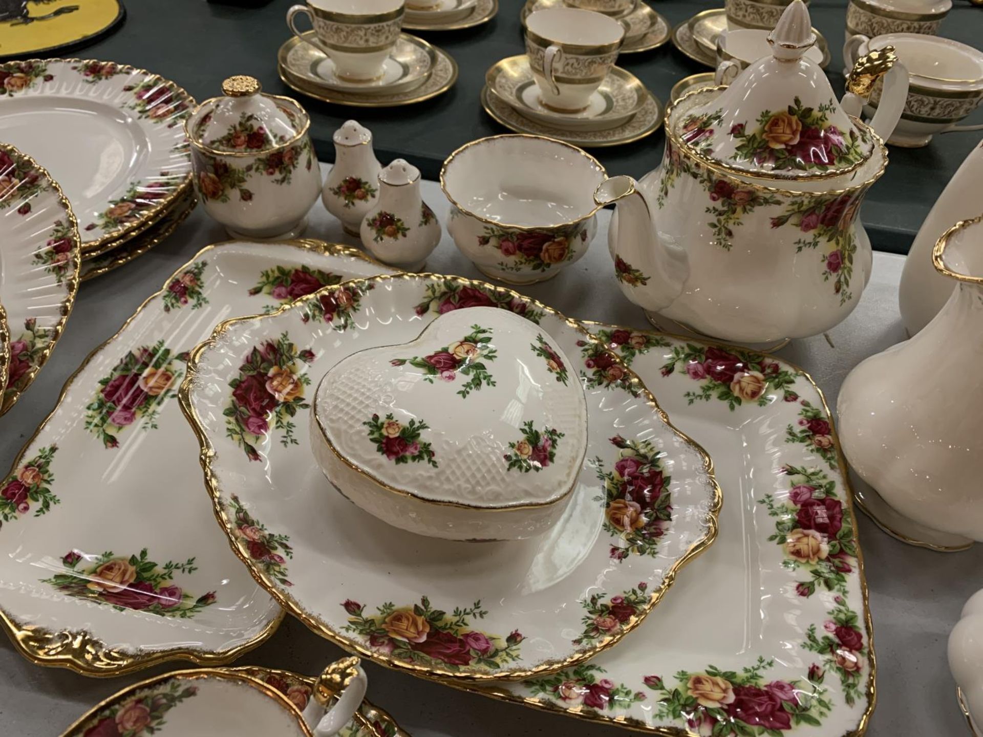 AN EXTENSIVE FIFTY SIX PIECE COLLECTION OF ROYAL ALBERT 'OLD COUNTRY ROSES' TO INCLUDE TWO BOXED - Image 4 of 5