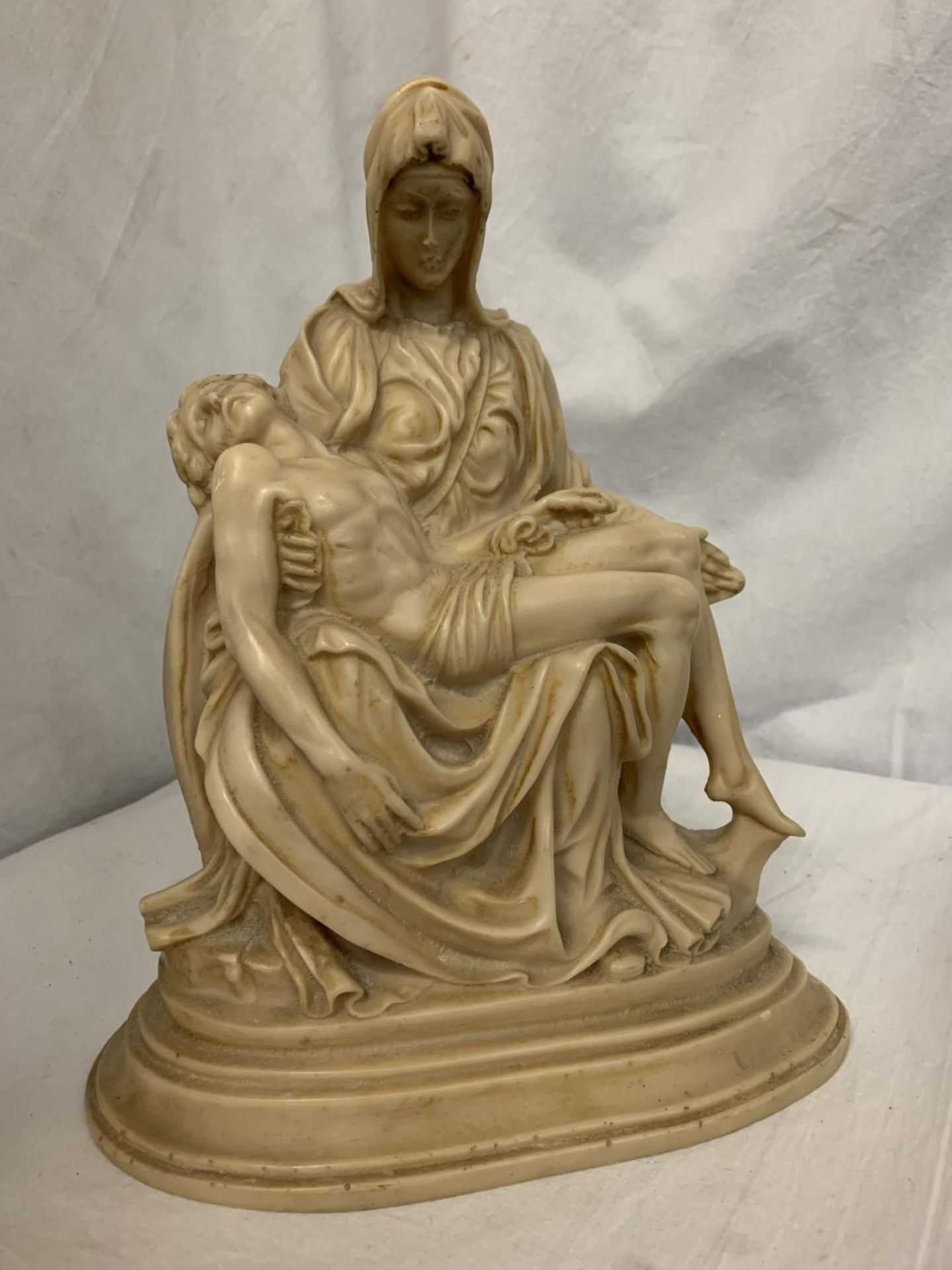 A RESIN EXAMPLE OF MICHAELANGELO'S 'PIETA' H: 27CM