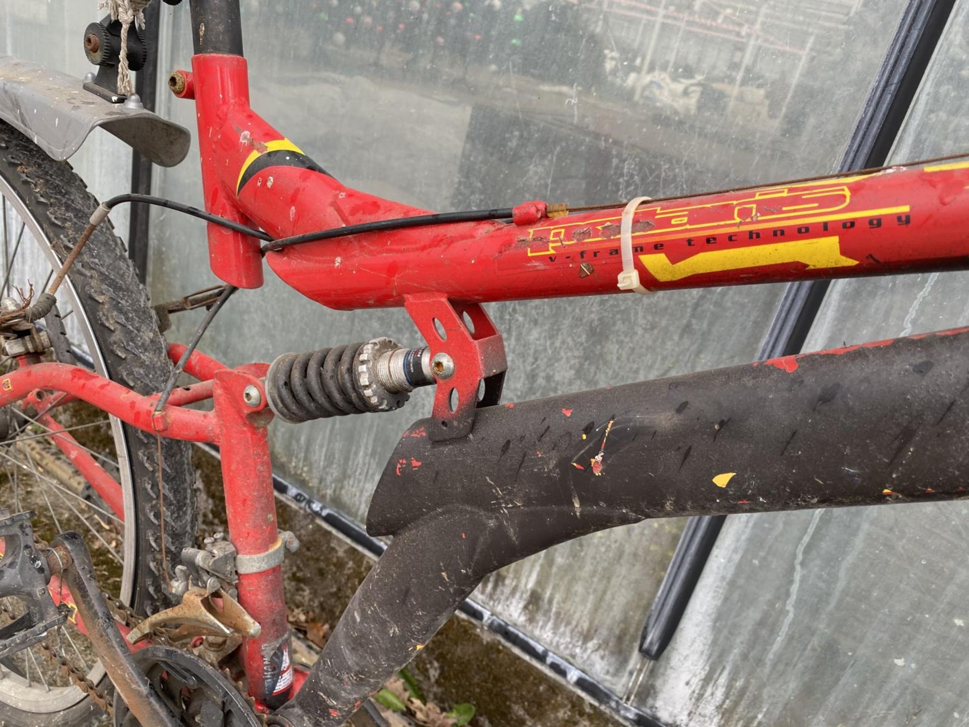 A GENTS POLARIS MOUNTAIN BIKE WITH FRONT AND REAR SUSPENSION AND 18 SPEED GEAR SYSTEM - Image 4 of 6