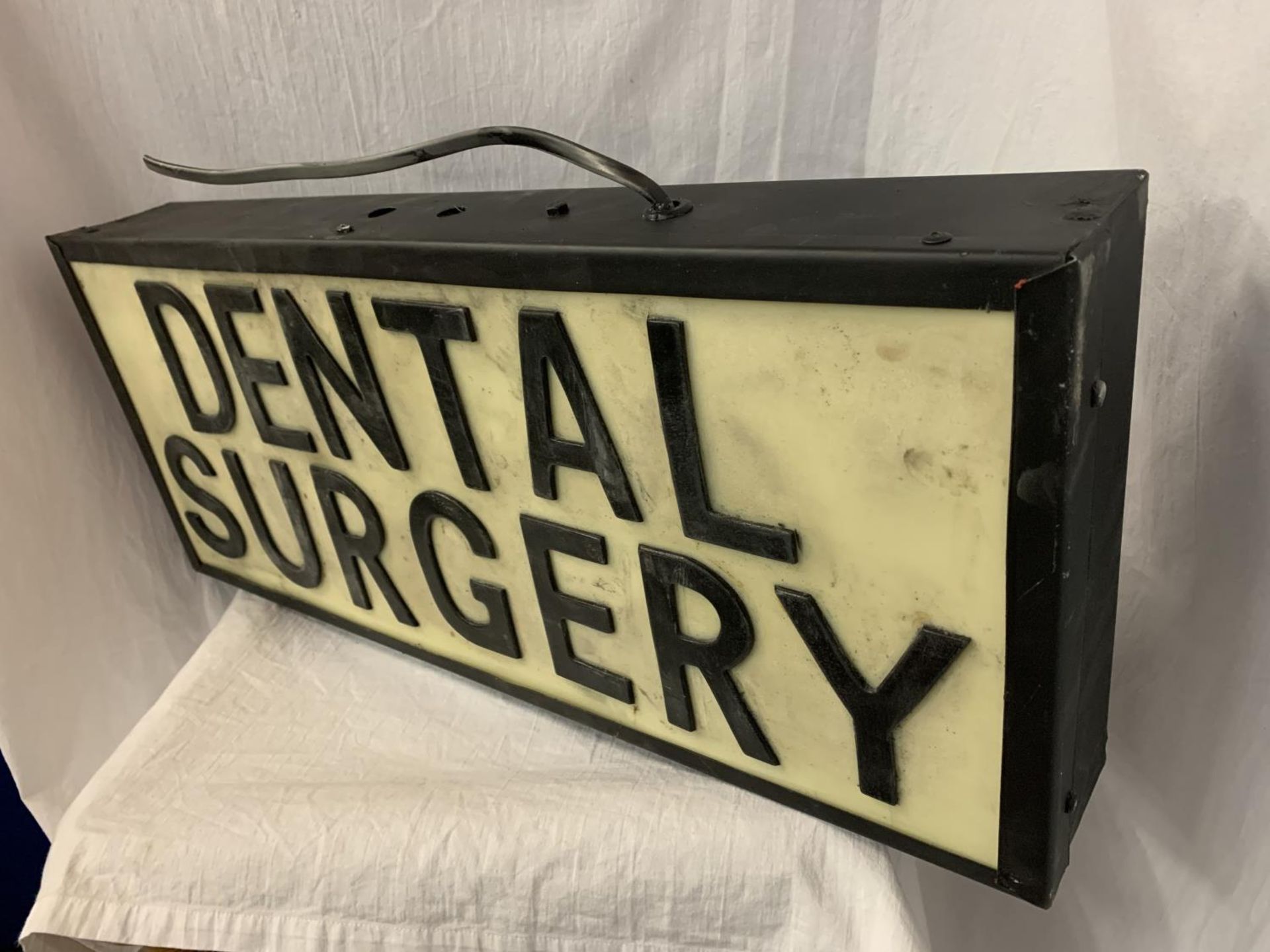 AN ILLUMINATED 'DENTAL SURGERY' SIGN - Image 2 of 4