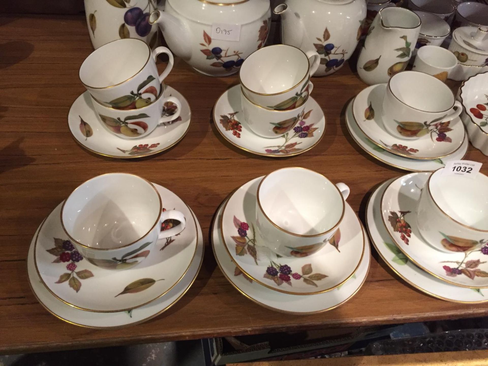A LARGE COLLECTION OF ROYAL WORCESTER 'EVESHAM' TO INCLUDE FOUR COFFEE POTS, THREE FLAN DISHES ETC - Image 3 of 5
