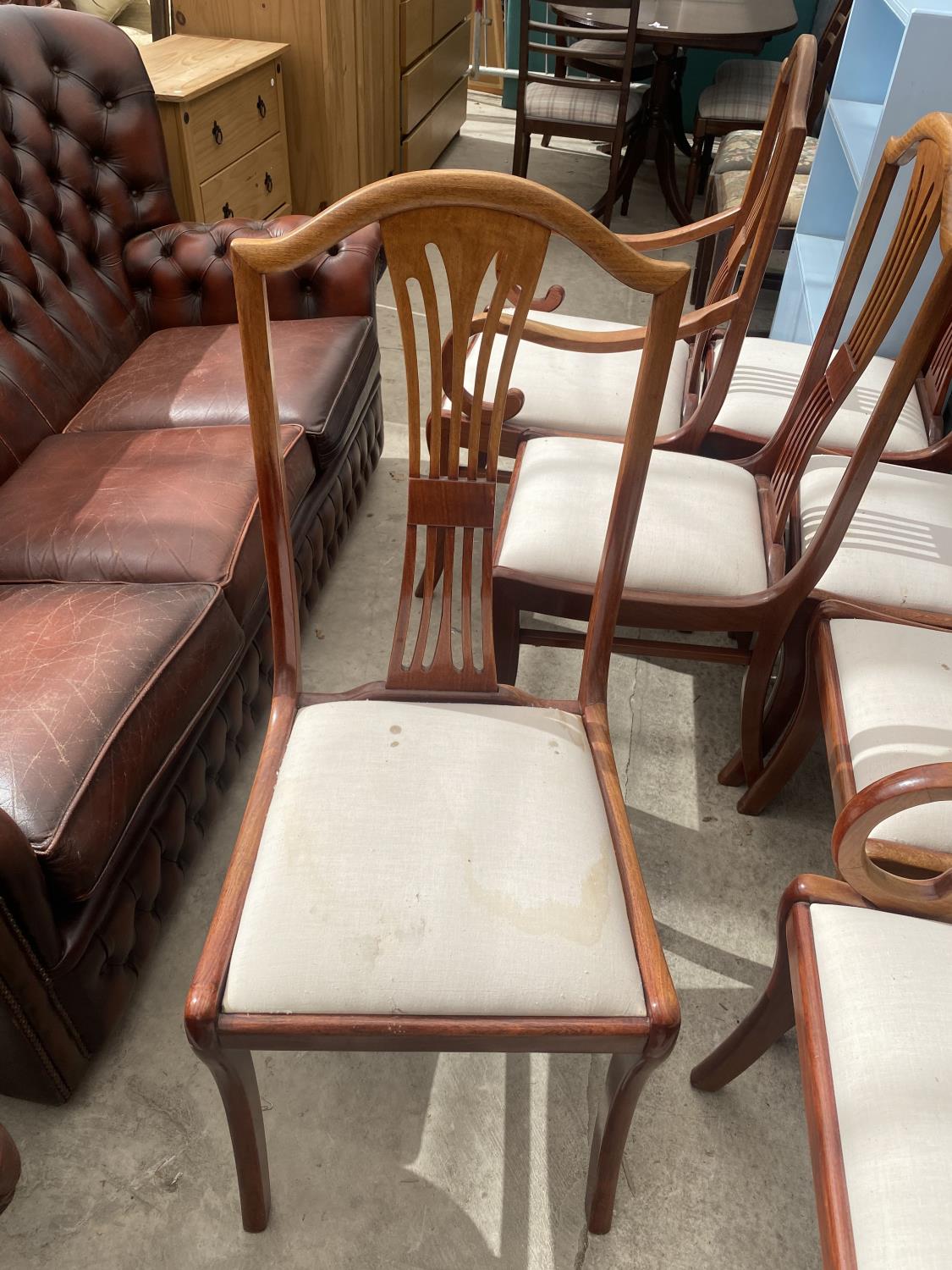 A SET OF 6 PIERCED SPLIT BACK DINING CHAIRS - Image 2 of 5