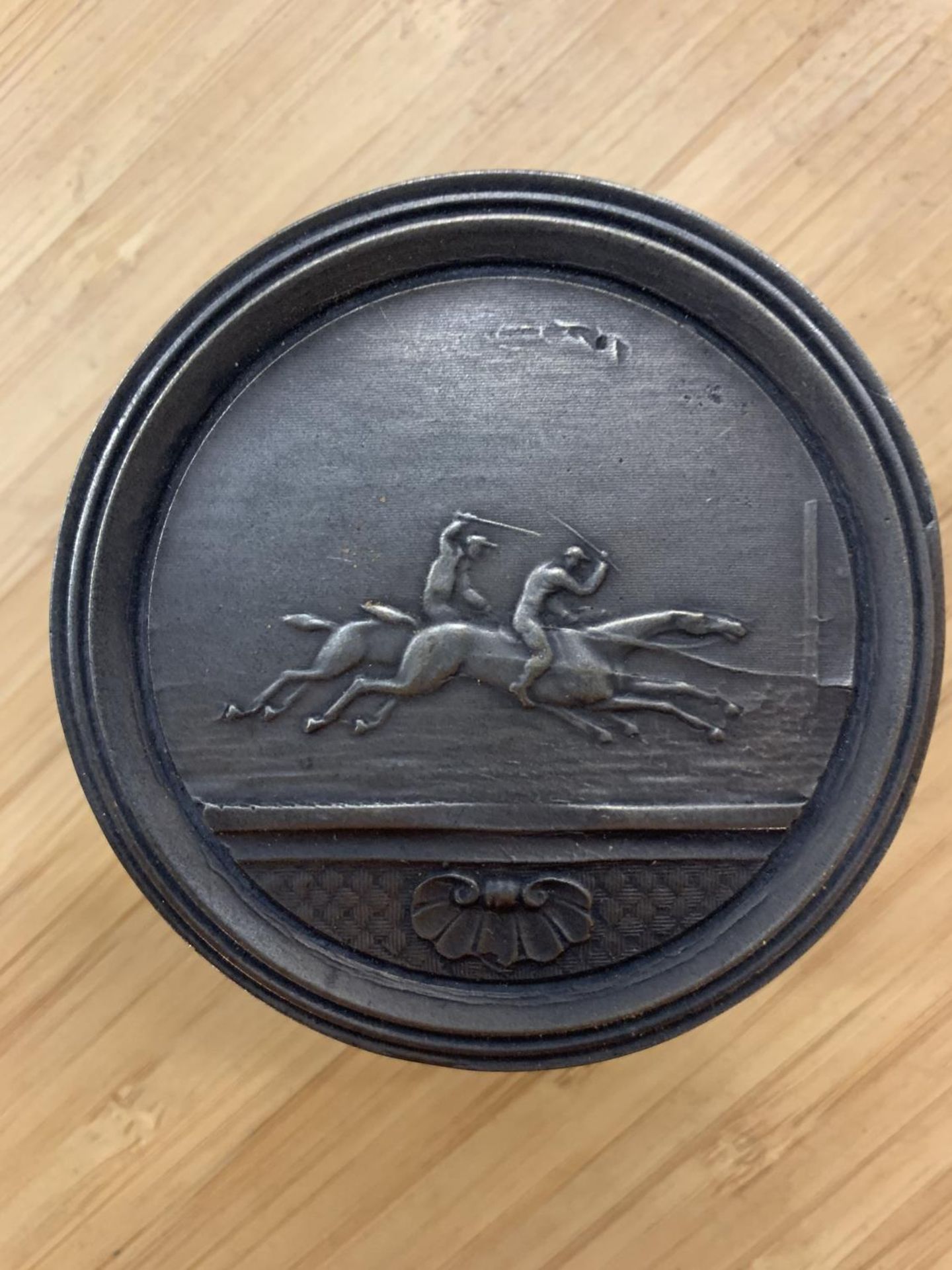 A SNUFF BOX (ENGRAVED 1872) DEPICTING A HORSE RACE DIA:6.5CM - Image 4 of 4