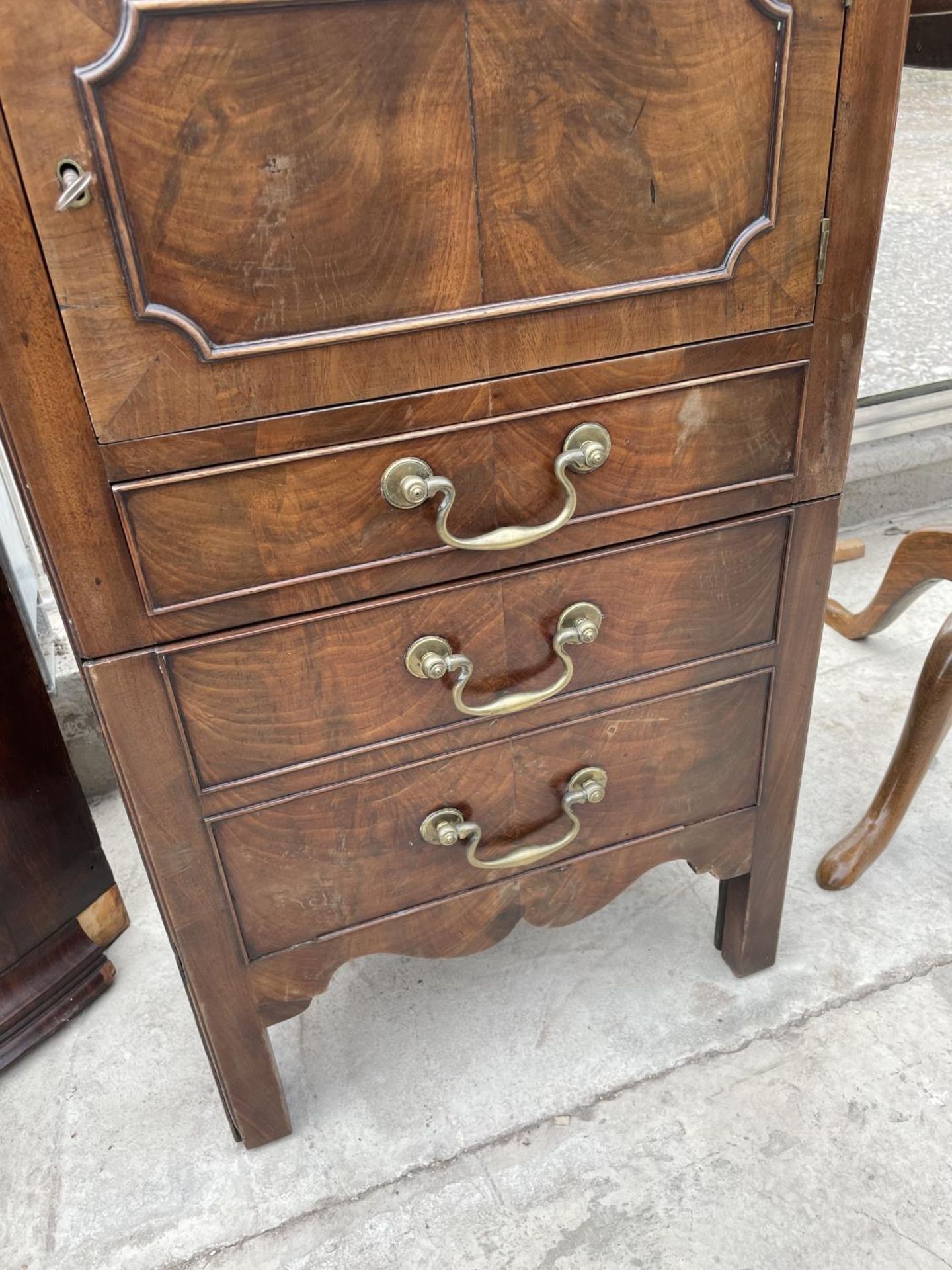 A GEORGIAN MAHOGANY COMMODE CHEST/ WASHSTAND WITH FOLD-OVER TOP+ PULL OUT BASE [LACKING CHAMBER POT] - Image 2 of 5