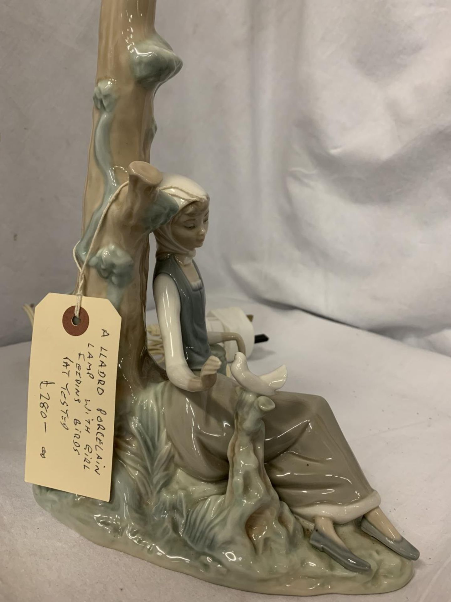 A LLADRO PORCELAIN LAMP IN THE FORM OF A GIRL FEEDING BIRDS H:35CM - Image 3 of 5