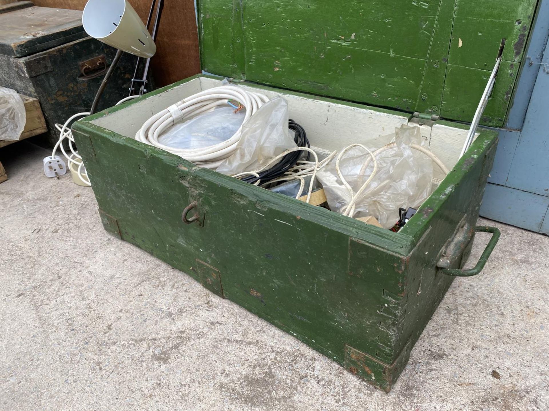 A WOODEN DOOR AND A VINTAGE CHEST WITH ELECTRIC CABLE ETC - Image 3 of 5