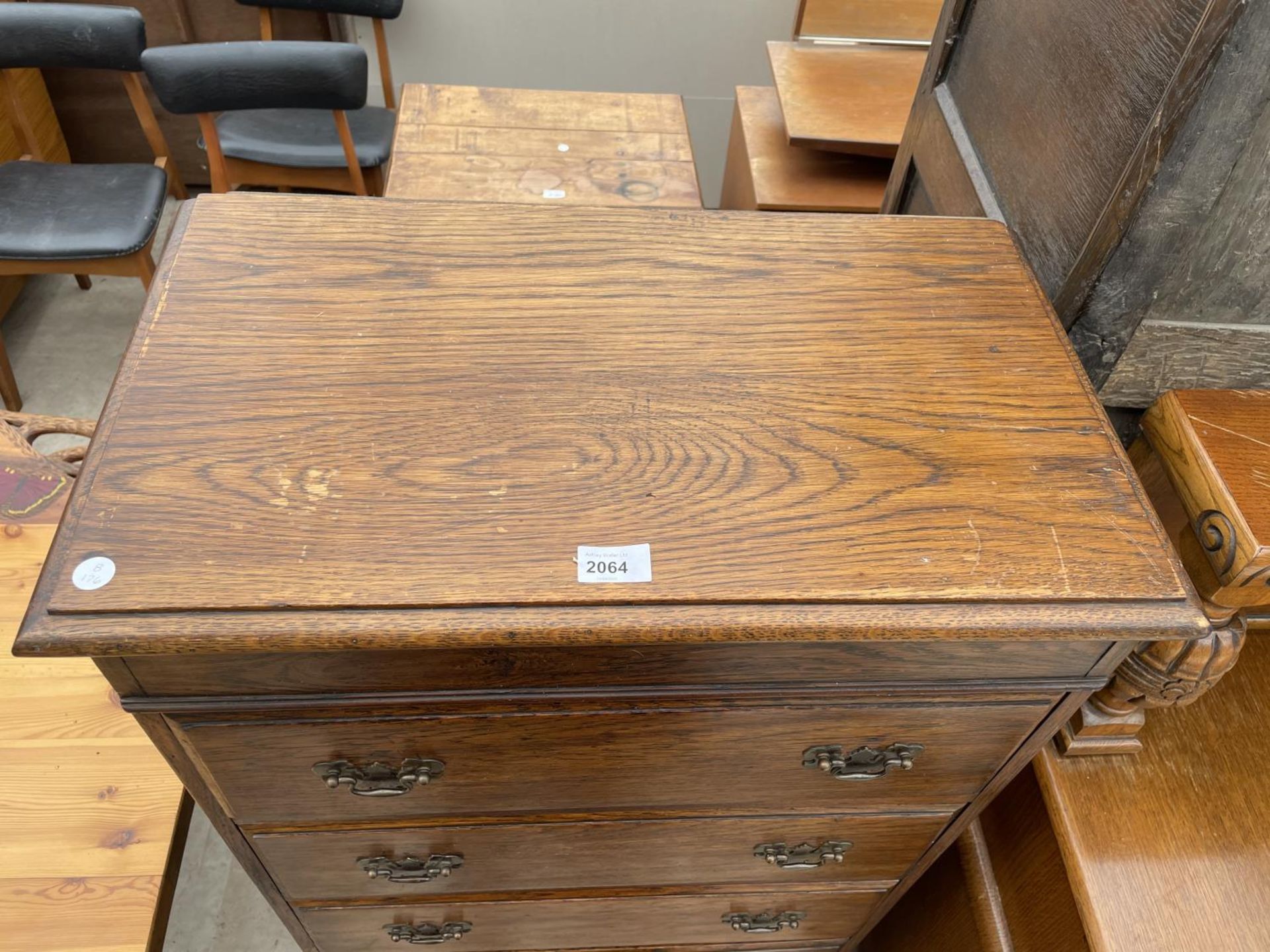 AN EARLY 20TH CENTURY NARROW OAK CHEST OF SIX DRAWERS ON BRACKET FEET, 24" WIDE - Image 3 of 4