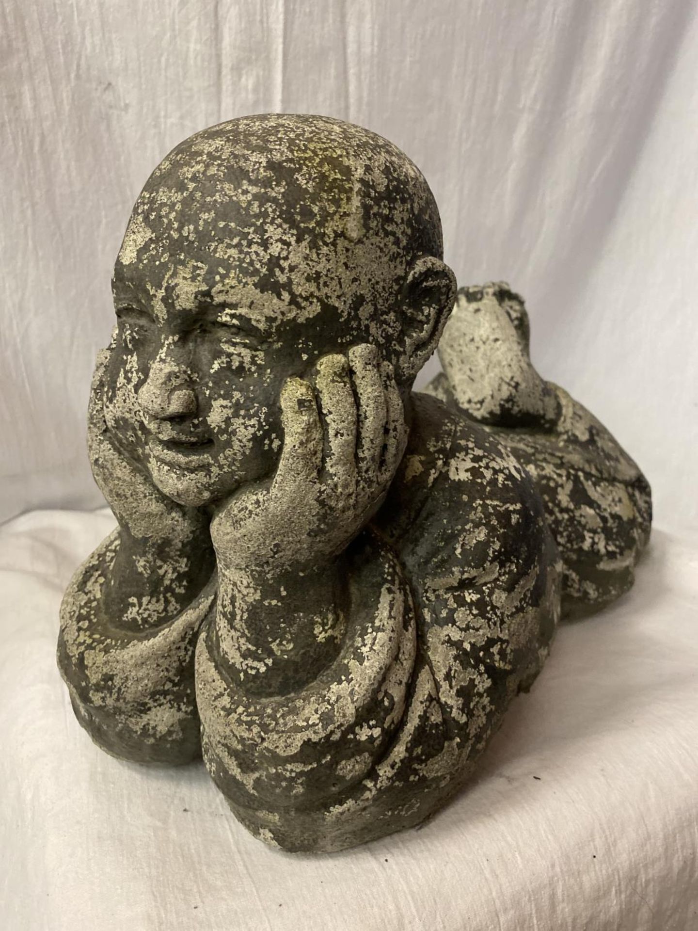 A STONE ORIENTAL FIGURINE L: APPROX. 40CM - Image 2 of 4