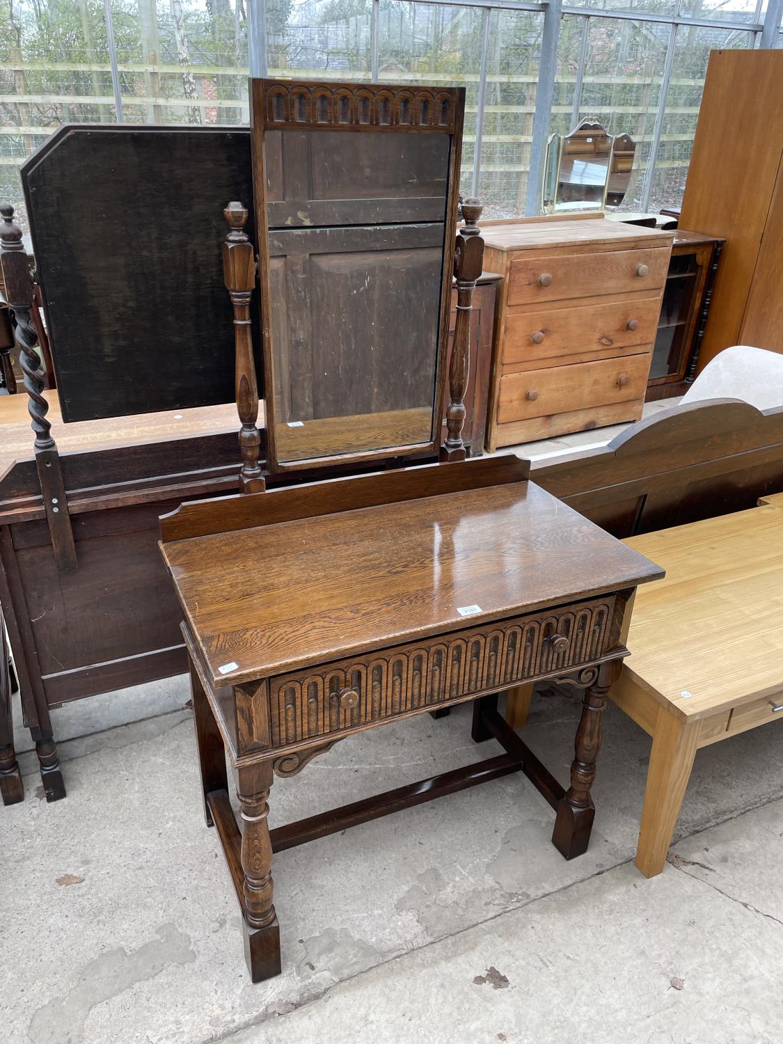 AN OLD CHARM STYLE OAK DRESSING TABLE WITH SINGLE DRAWER AND UPPER MIRROR