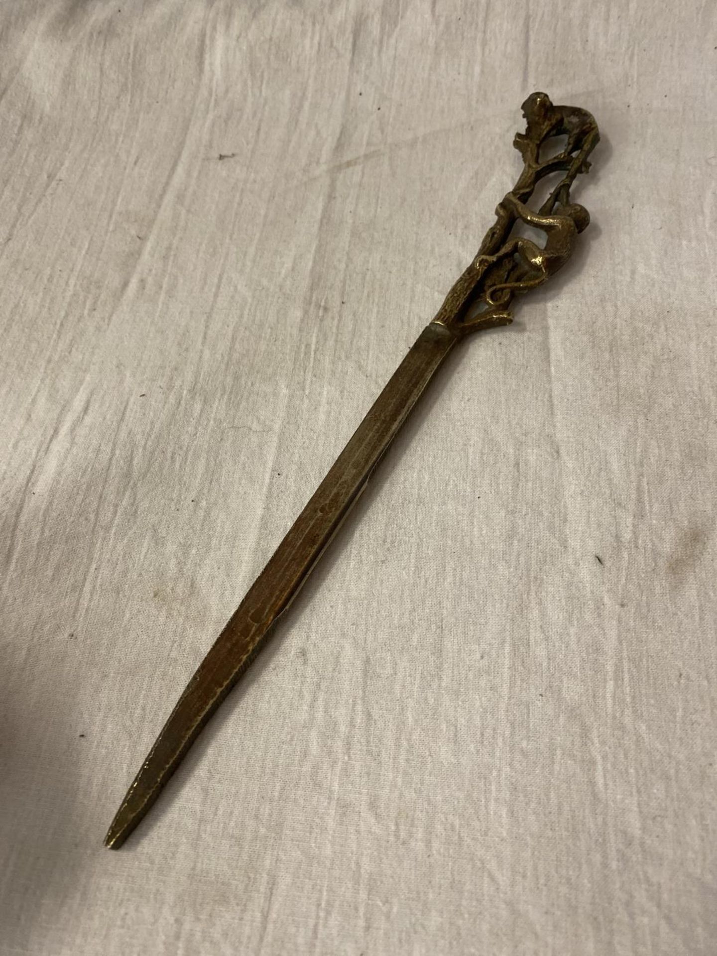 A VINTAGE BRASS LETTER OPENER WITH MONKEY DETAIL - Image 3 of 4