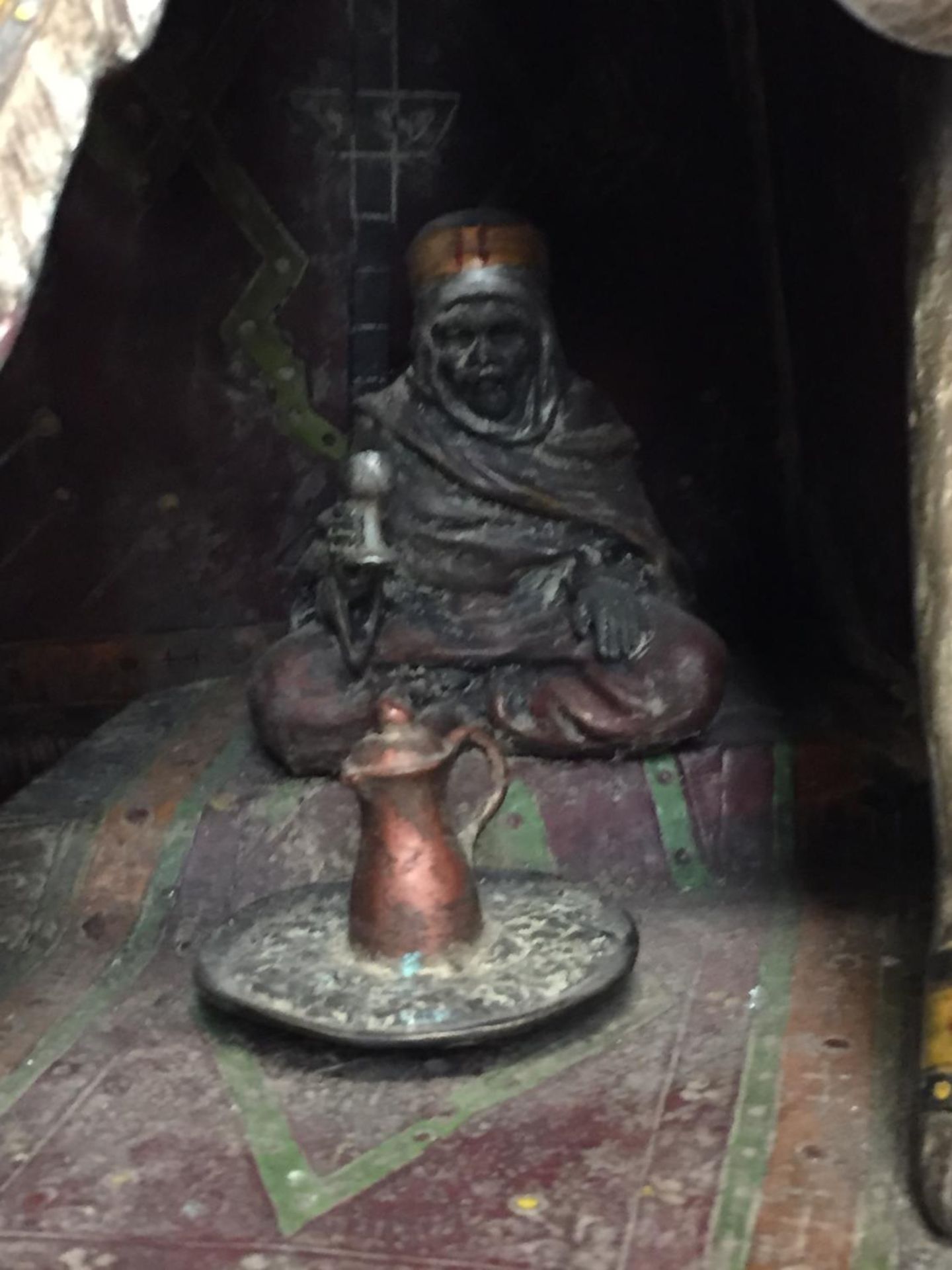 A BERGMAN STYLE COLD PAINTED BRONZE LAMP DEPICTING AN AFRICAN TRIBESMAN IN A TENT - HEIGHT - Image 2 of 6