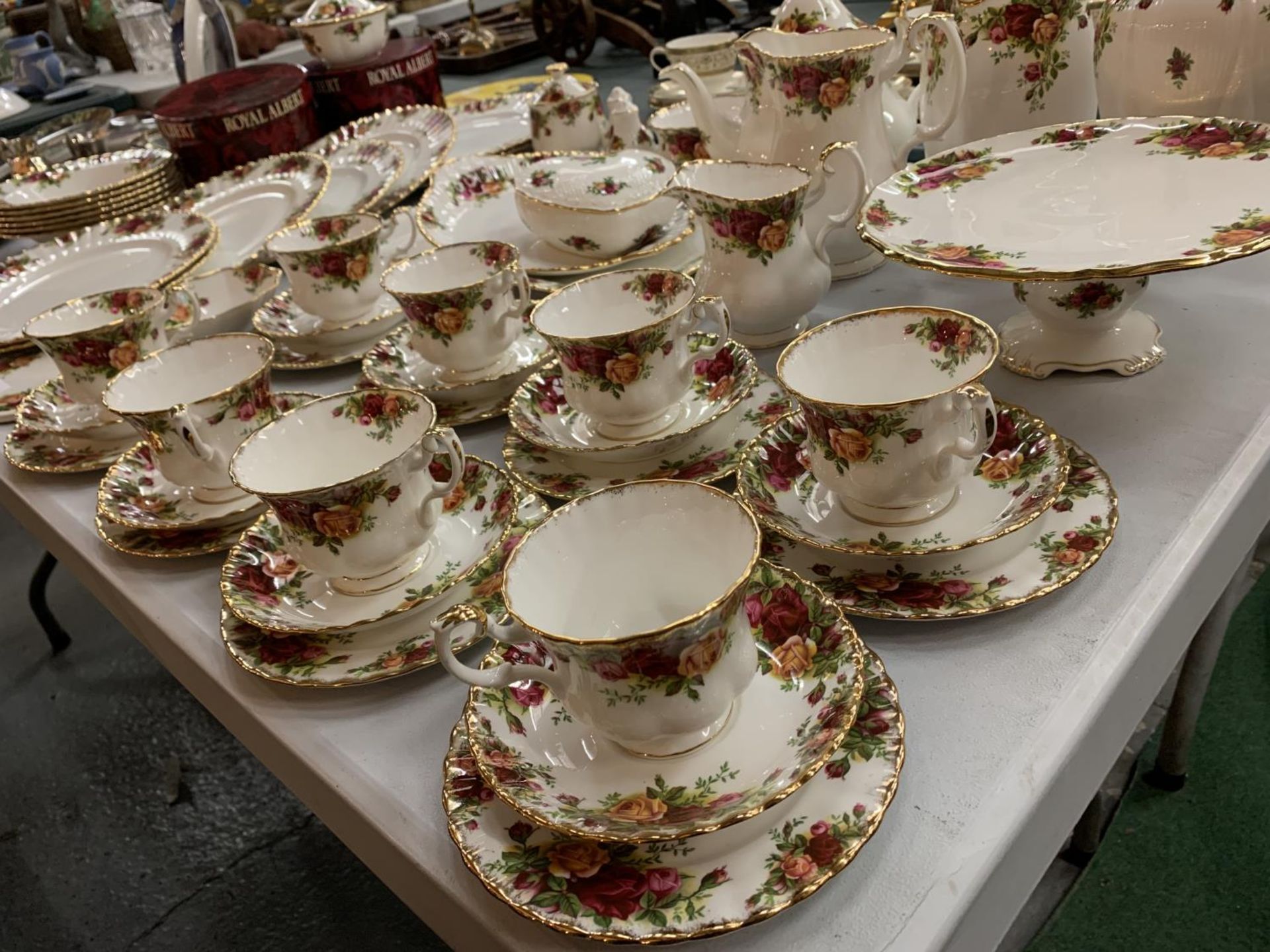 AN EXTENSIVE FIFTY SIX PIECE COLLECTION OF ROYAL ALBERT 'OLD COUNTRY ROSES' TO INCLUDE TWO BOXED - Image 2 of 5