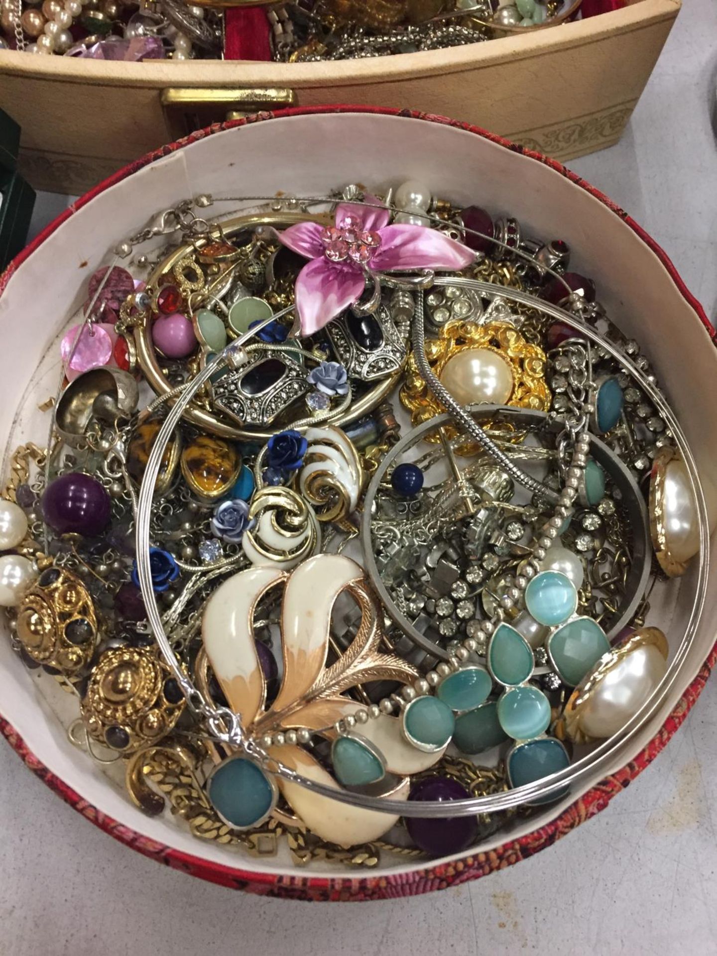 A LARGE COLLECTION OF COSTUME JEWELLERY TO INCLUDE NECKLACES, BROOCHES, RINGS, EARRINGS, BANGLES ETC - Image 2 of 5