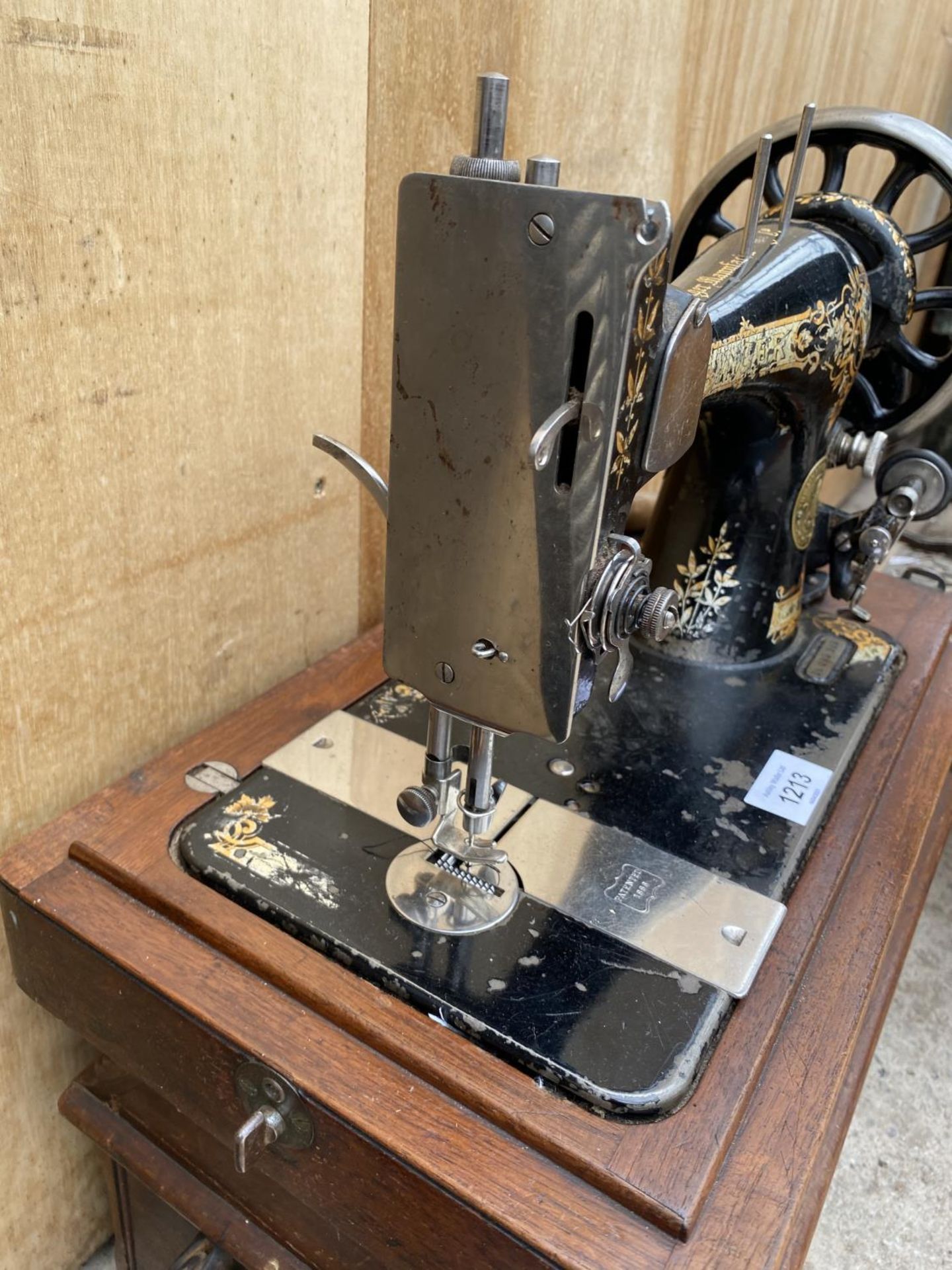 A VINTAGE SINGER SEWING MACHINE WITH WOODEN CARRY CASE - Image 3 of 5