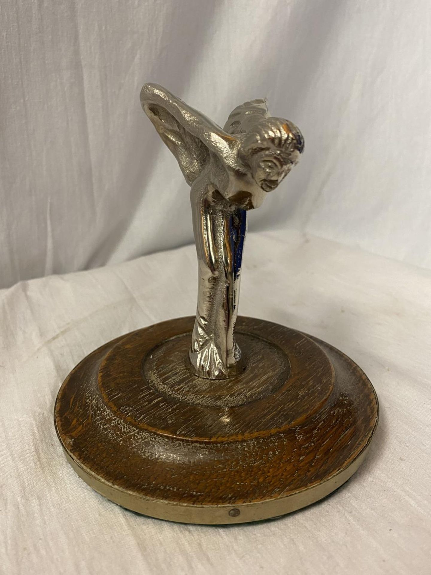 A WHITE METAL FLYING LADY MASCOT MOUNTED ON AN OAK PLINTH H: APPROX 13.5CM - Image 3 of 4