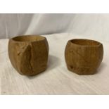 A ROBERT THOMPSON "MOUSEMAN" CARVED OAK NAPKIN RING WITH MOUSE INSIGNIA AND A MATCHING NAPKIN