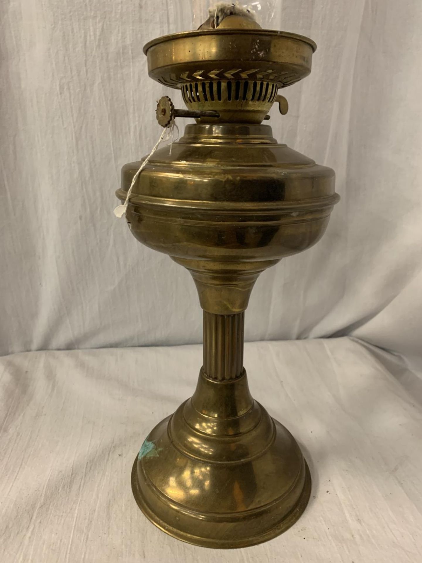 A VINTAGE BRASS OIL LAMP WITH GLASS SHADE: LAMP HEIGHT:33CM - Image 3 of 3