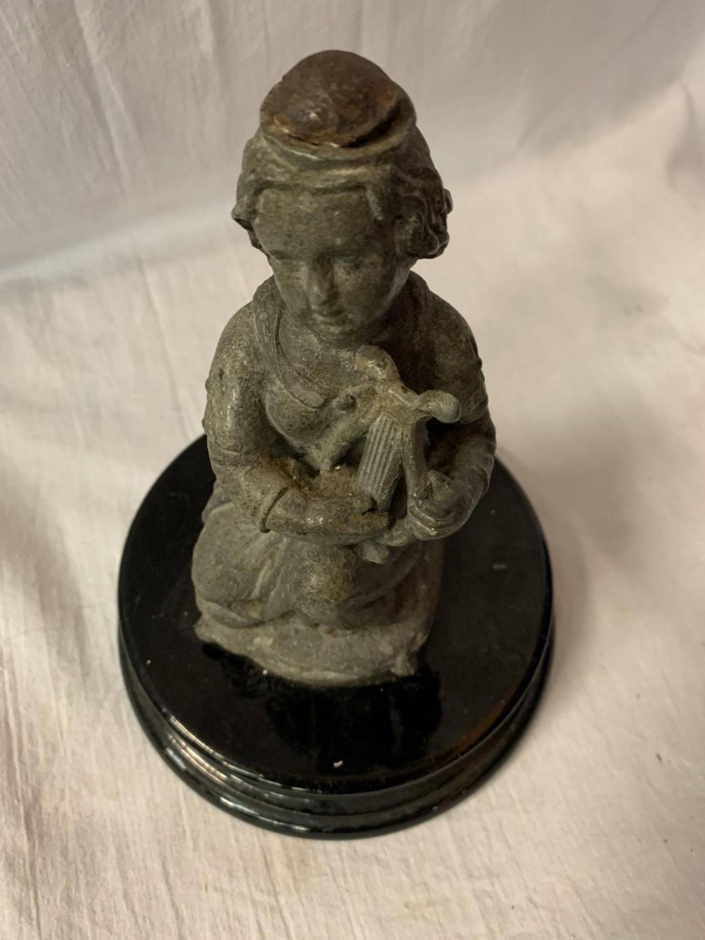 A VINTAGE SPELTER FIGURINE ON A PLINTH IN THE FORM OF AN ANGEL H: 23CM - Image 5 of 5