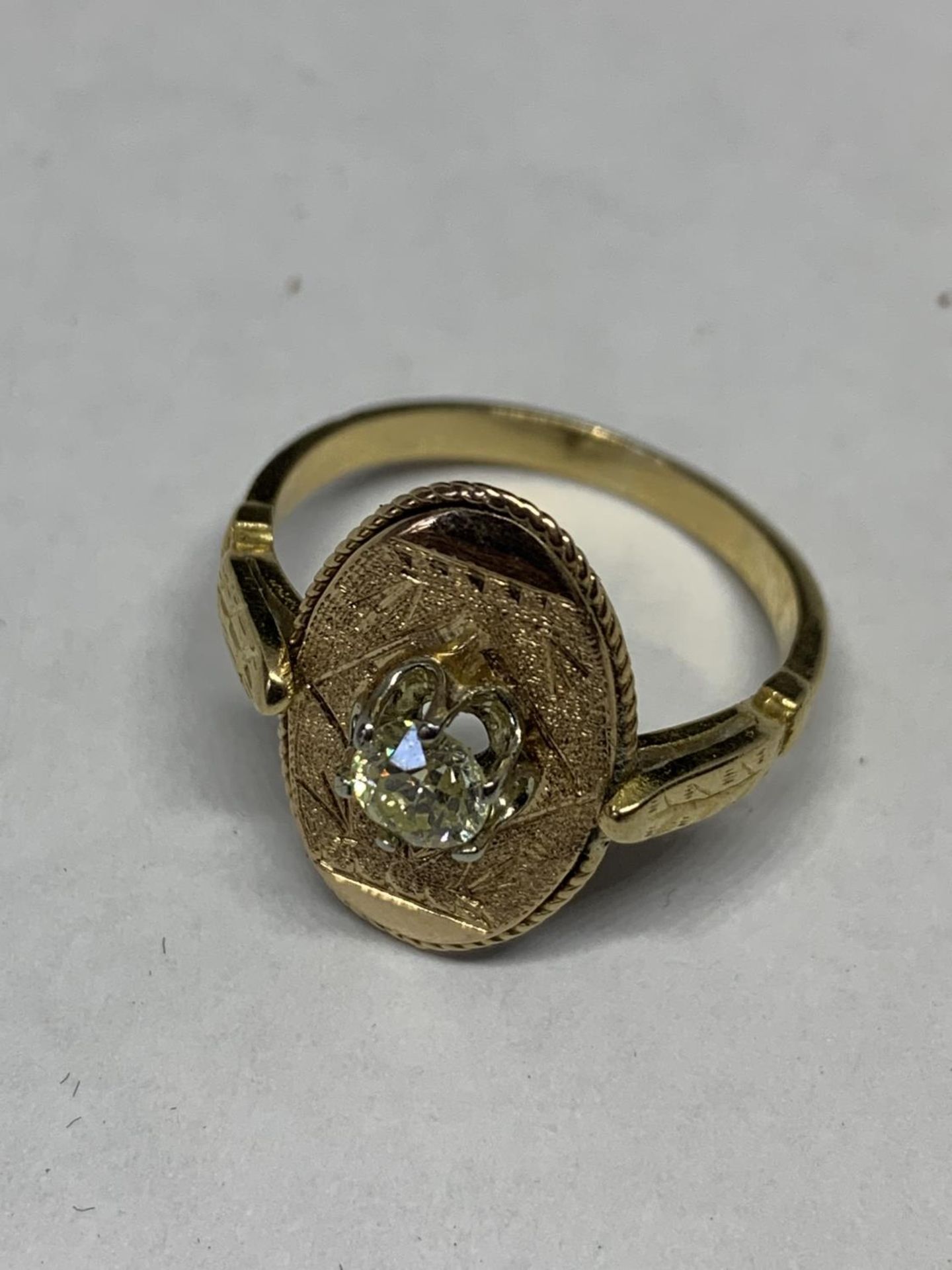 A 1920'S 18 CARAT GOLD OVAL RING WITH A SINGLE DIAMOND SIZE P/Q