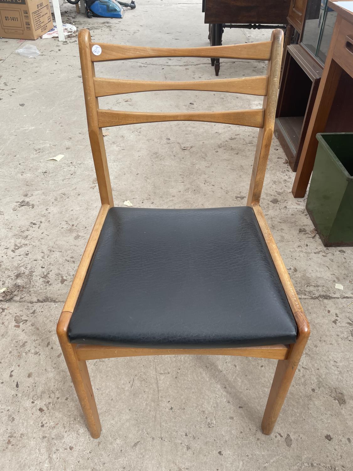 A SET OF FOUR RETRO TEAK PARTIAL LADDERBACK DINING CHAIRS WITH BLACK REXENE SEATS - Image 2 of 5