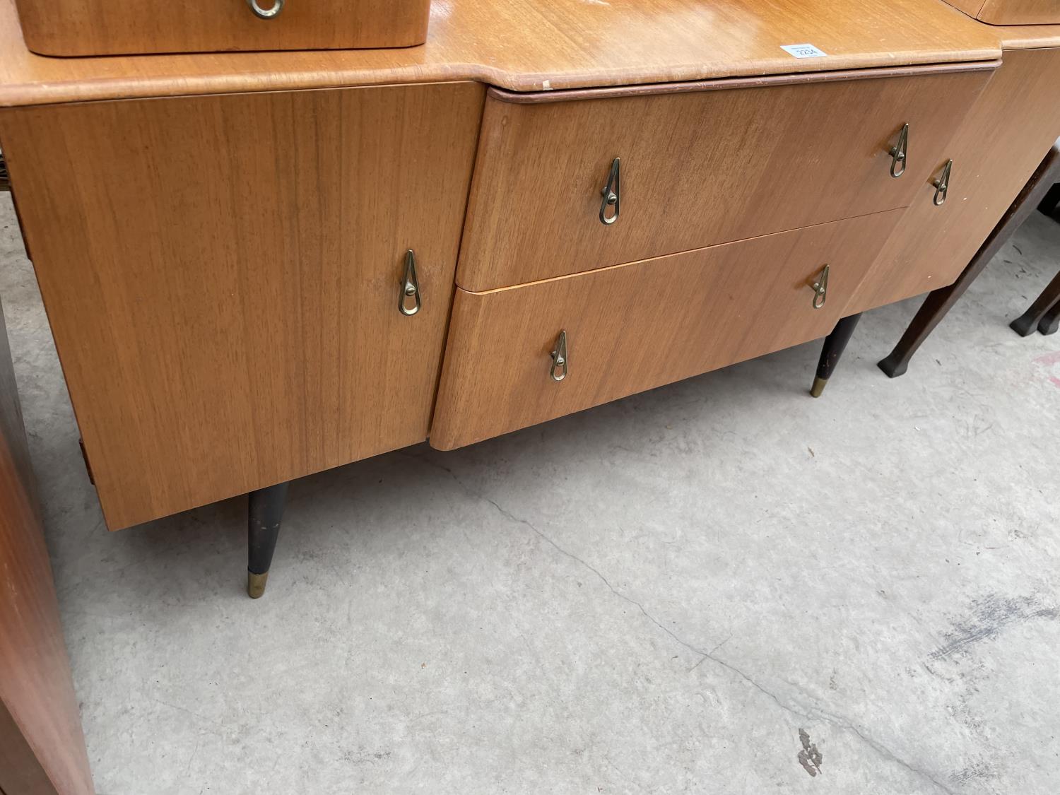 A MID 20TH CENTURY DRESSING TABLE - Image 4 of 4