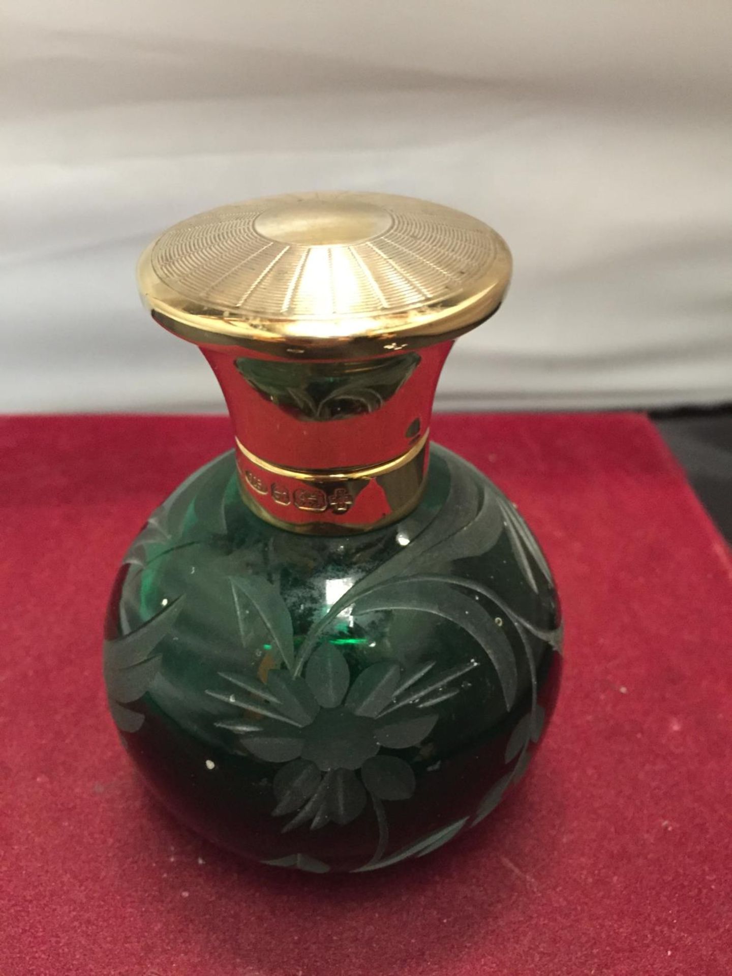 A SCENT BOTTLE WITH HALLMARKED SILVER AND GREEN GLASS TOP