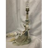 A LLADRO PORCELAIN LAMP IN THE FORM OF A GIRL FEEDING BIRDS H:35CM