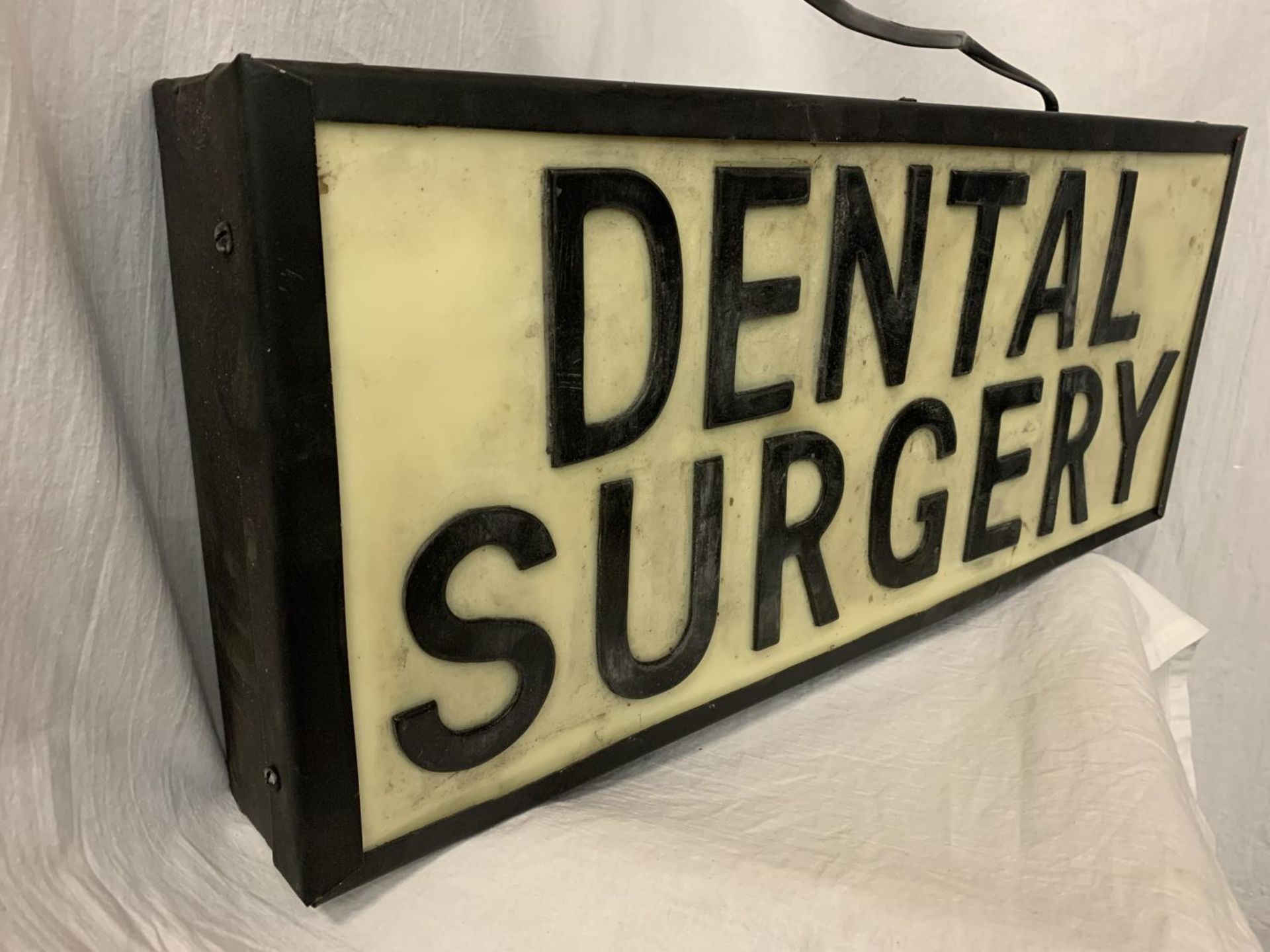 AN ILLUMINATED 'DENTAL SURGERY' SIGN - Image 3 of 4