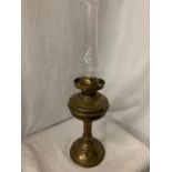 A VINTAGE BRASS OIL LAMP WITH GLASS SHADE: LAMP HEIGHT:33CM