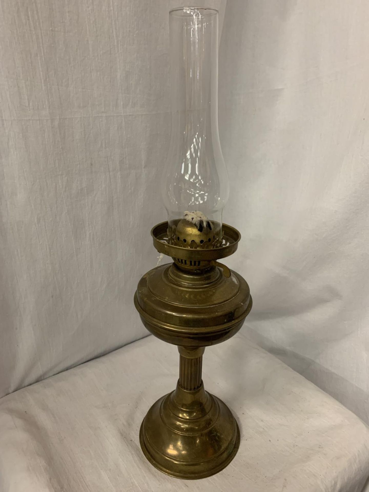 A VINTAGE BRASS OIL LAMP WITH GLASS SHADE: LAMP HEIGHT:33CM
