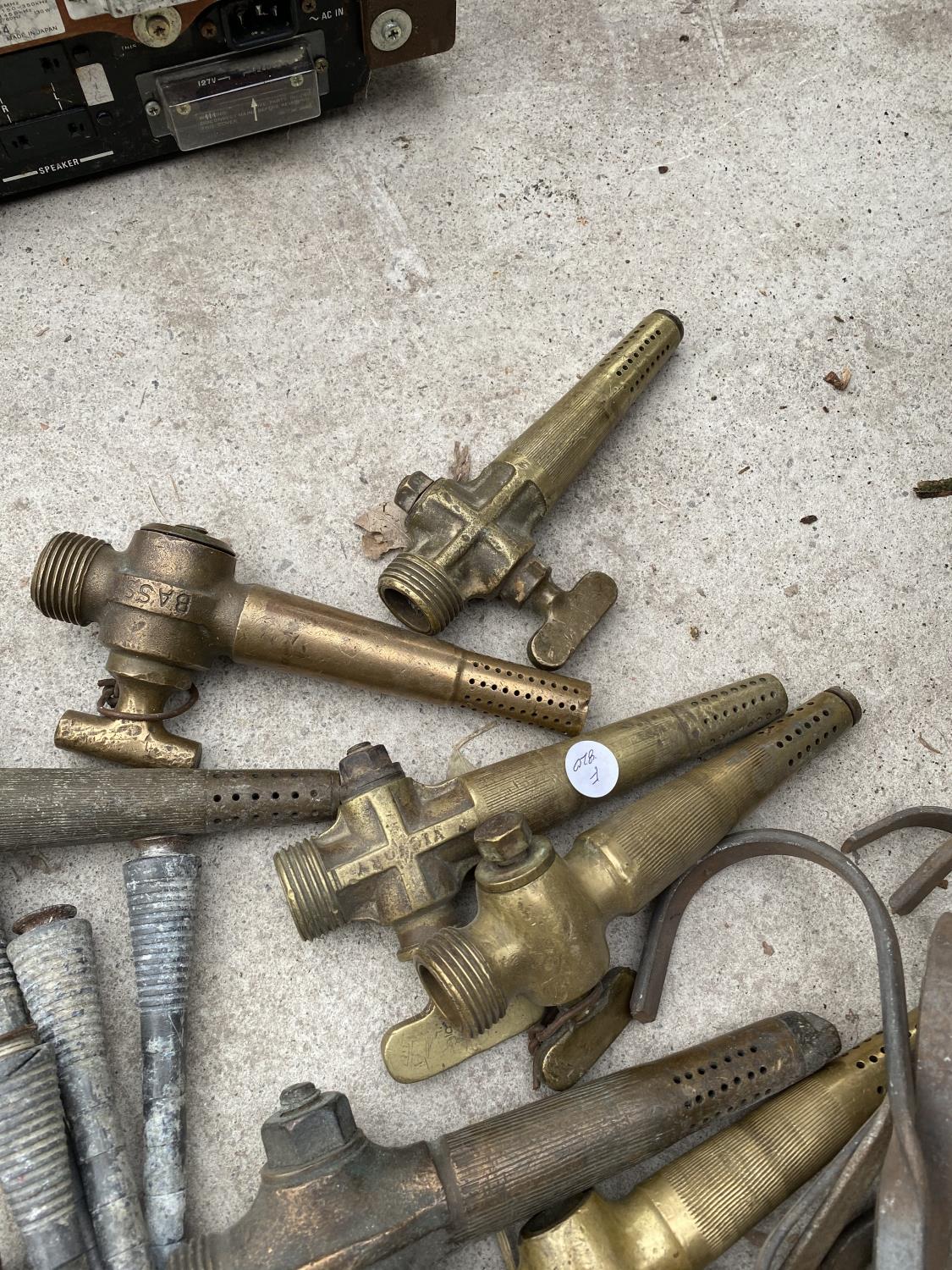 A COLLECTION OF BRASS TAP FITTINGS - Image 3 of 4