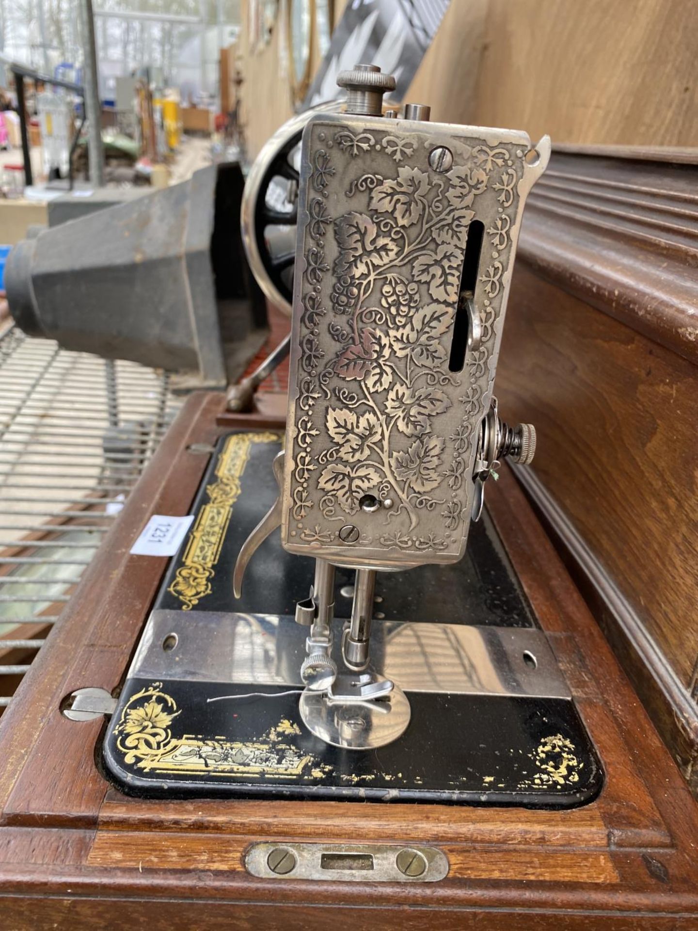 A VINTAGE SINGER SEWING MACHINE WITH WOODEN CARRY CASE AND KEY - Image 3 of 4