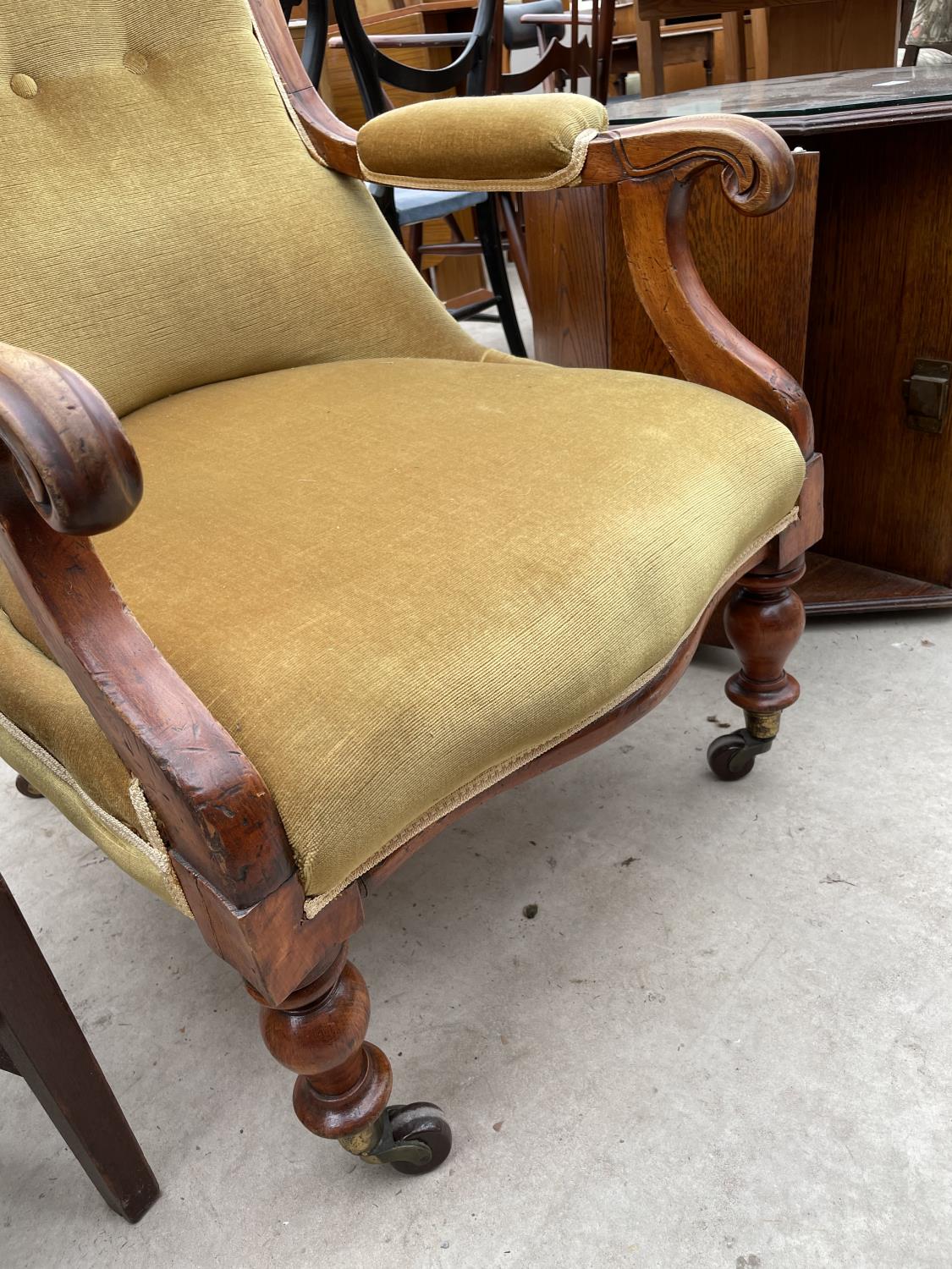 A VICTORIAN MAHOGANY FRAMED OPEN ARM FIRESIDE CHAIR WITH BUTTON BACK - Bild 2 aus 5