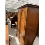 AN EARLY 20th CENTURY WALNUT AND CROSS BANDED BEDROOM SUITE COMPRISING OF: KNEE-HOLE DRESSING