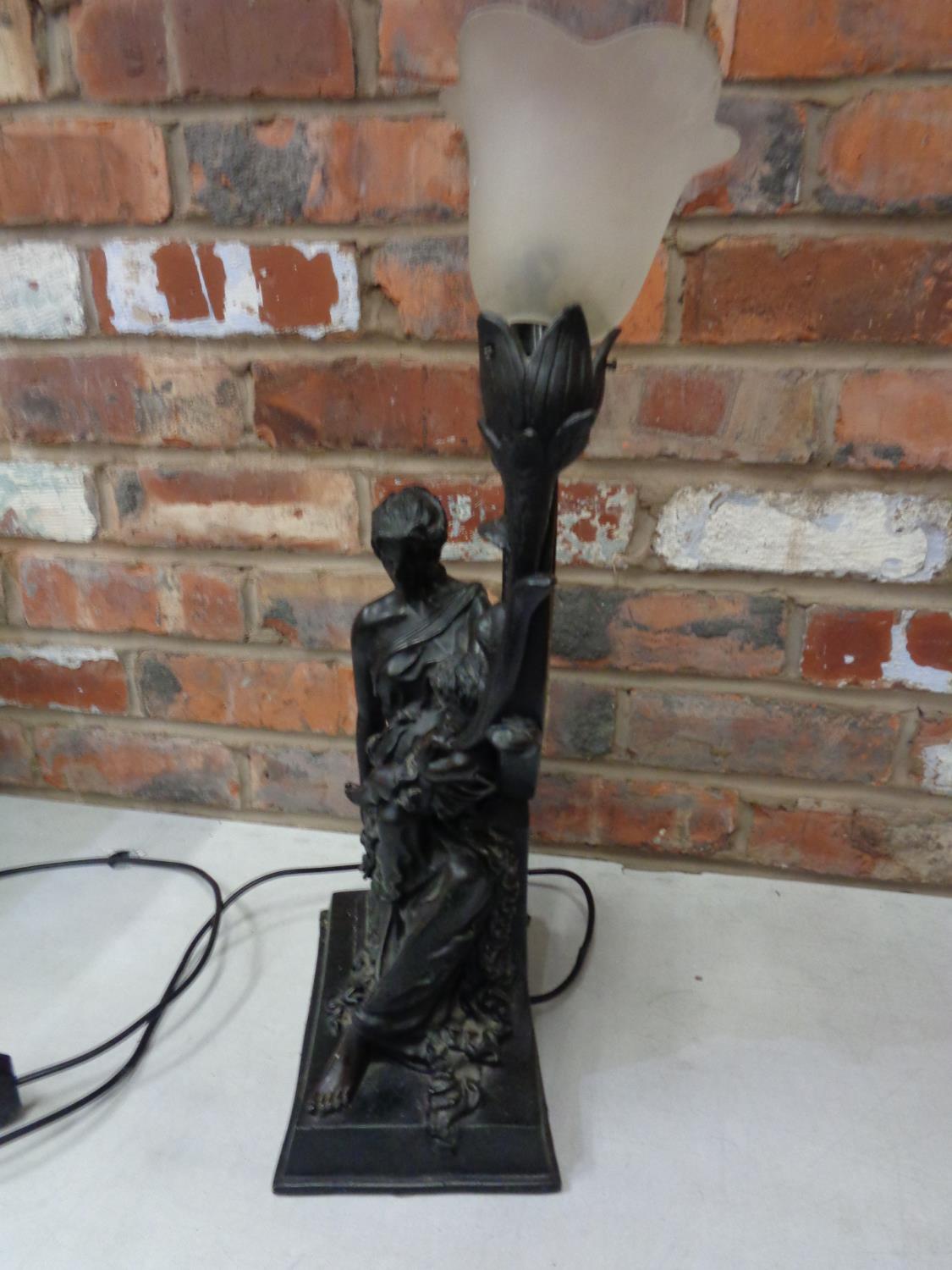 A VINTAGE COMPOSITE LAMP BASE IN THE FORM OF A MOTHER AND CHILD AND INCORPORATING AN OVAL MIRROR H: - Bild 4 aus 4