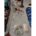 A COLLECTION OF GLASS ORNAMENTS TO INCLUDE SWAROVSKI, TRINKET DISHES, A MURANO STYLE PHEASANT ETC